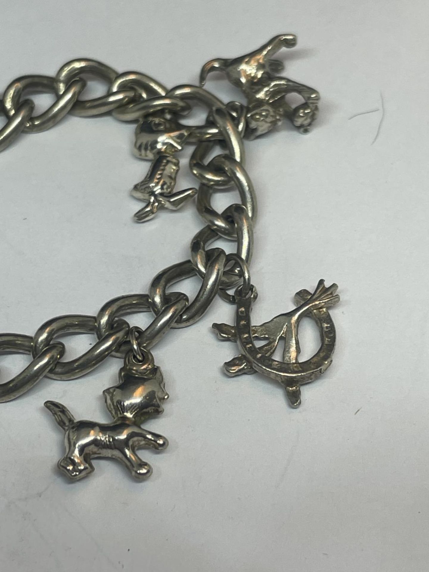 A SILVER CHARM BRACELET WITH TEN CHARMS AND A HEART PADLOCK - Image 3 of 4
