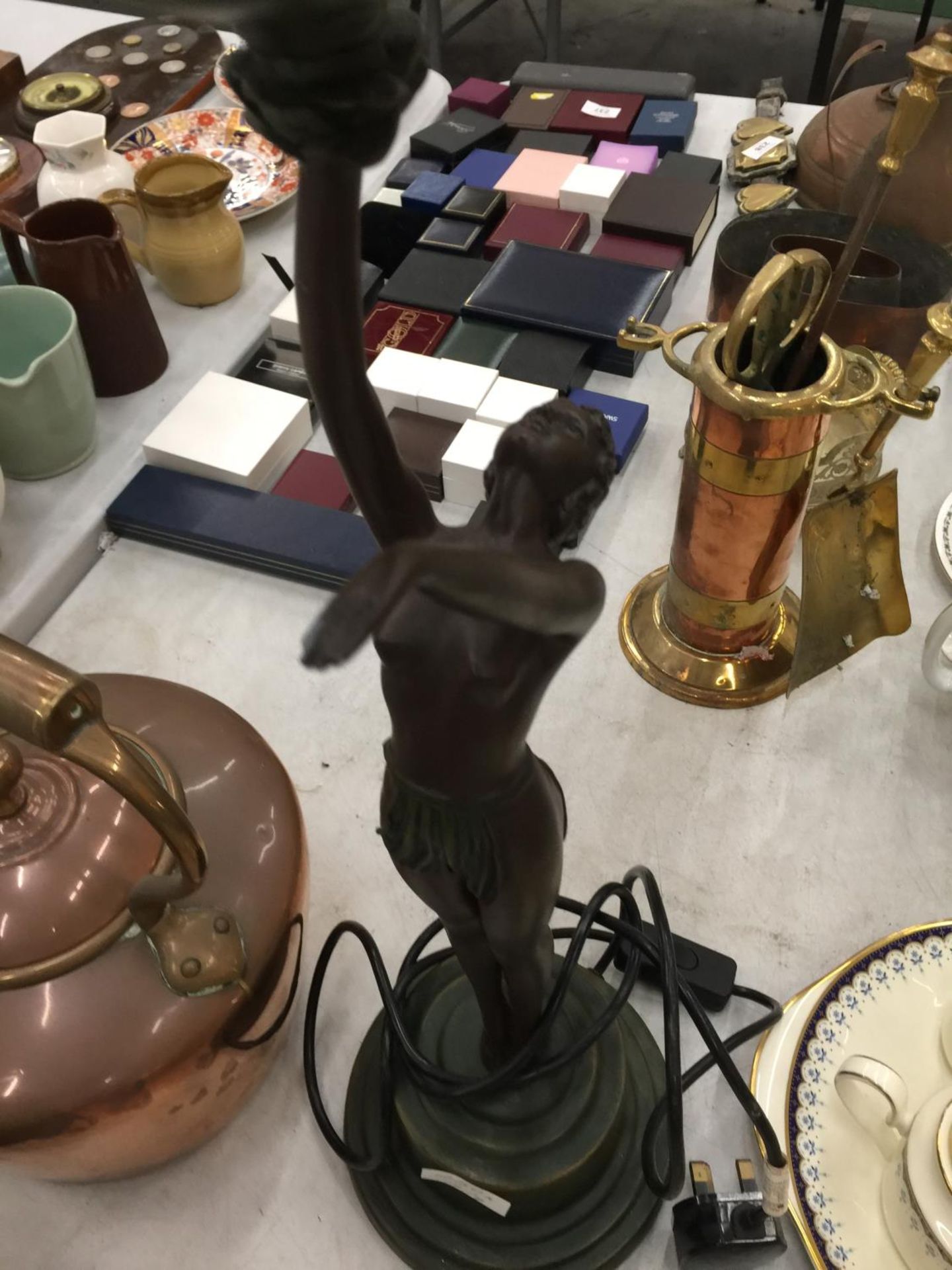 A BRONZED STYLE ART DECO TABLE LAMP (A/F TO ARM) - Image 3 of 4