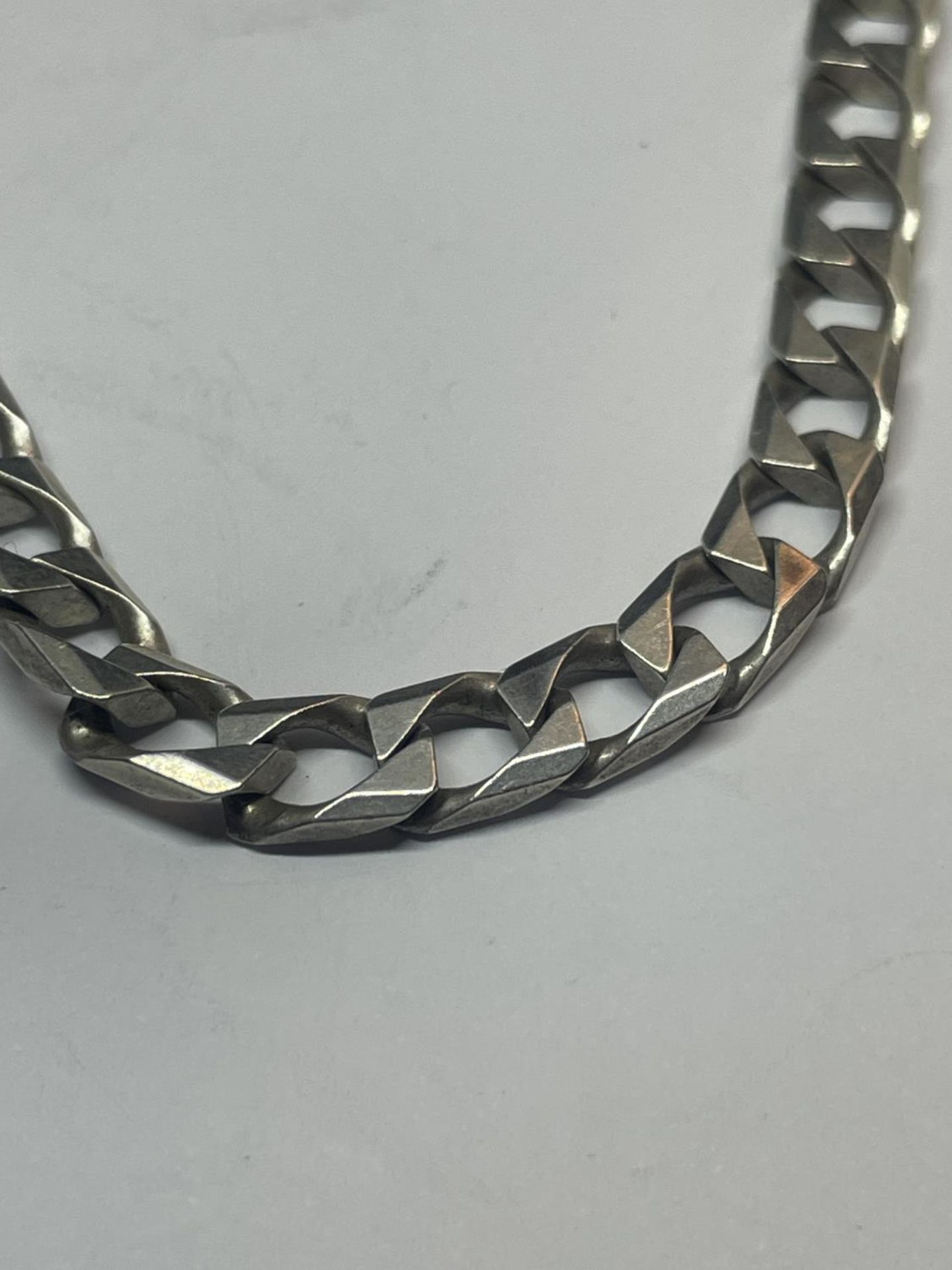 A HEAVY SILVER FLATLINK NECKLACE LENGTH 22" - Image 2 of 3