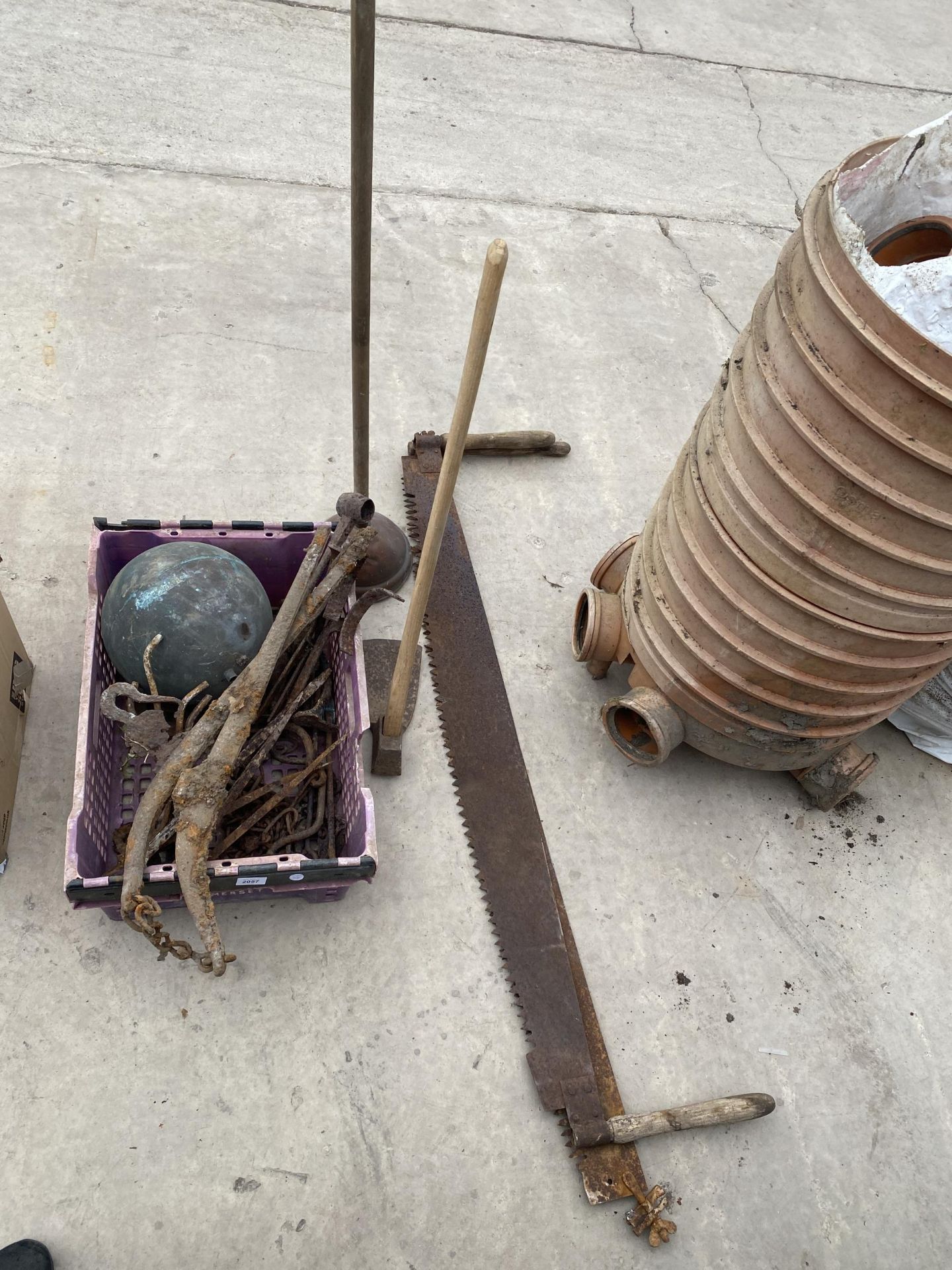 AN ASSORTMENT OF ITEMS TO INCLUDE HORSE HAMES AND A COPPER POSSER ETC