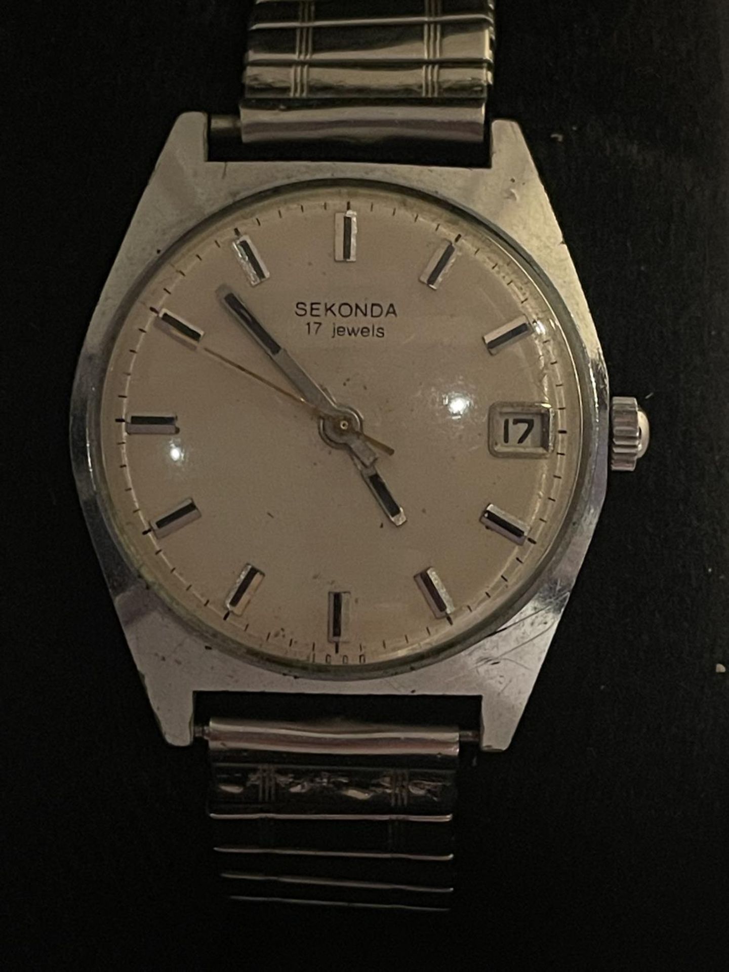 A VINTAGE SEKONDA 17 JEWELS WRIST WATCH IN A PRESENTATION BOX SEEN WORKING BUT NO WARRANTY - Bild 2 aus 3