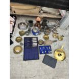 AN ASSORTMENT OF METAL WARE ITEMS TO INCLUDE BRASS DISHES, SILVER PLATE CANDLE STICKS AND A SILVER