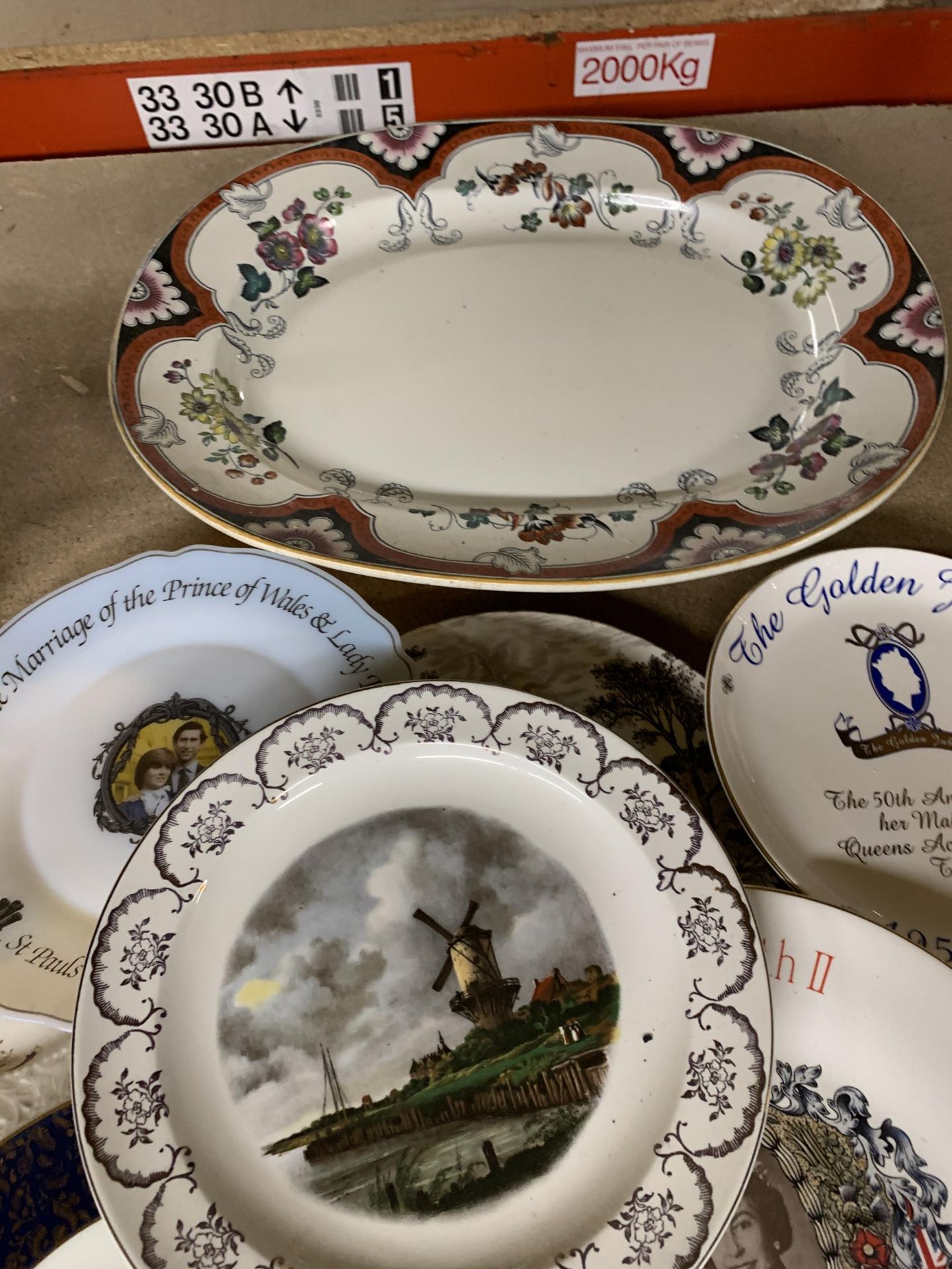 A MIXED LOT OF PLATES TO INCLUDE COMMEMORATIVE EXAMPLE AND LARGE MEAT PLATTER ETC TOGETHER WITH A - Image 4 of 4