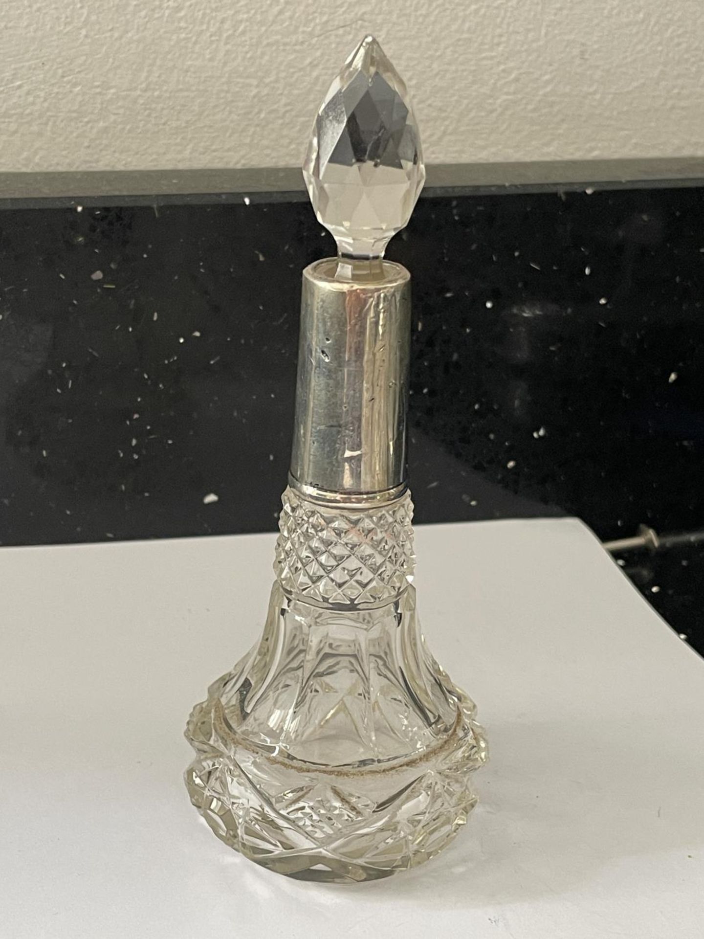 THREE CUT GLASS ITEMS TO INCLUDE A JAR WITH A HALLMARKED BIRMINGHAM COLLAR, A BOTTTLE WITH A - Image 4 of 5
