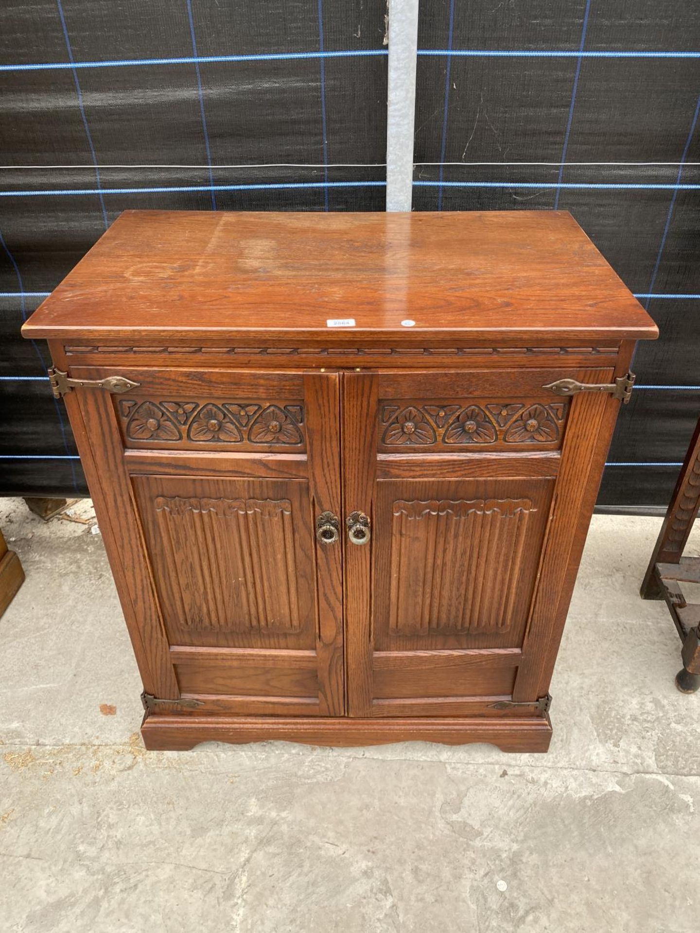 AN OAK 'OLD CHARM' TV CABINET, 34.5" WIDE