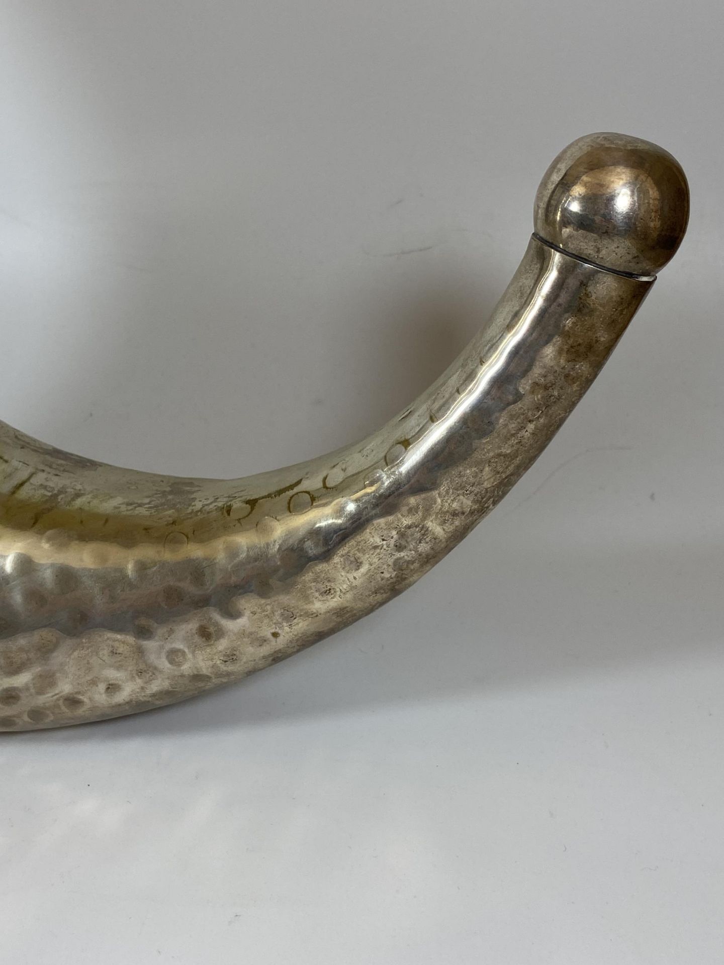 A LARGE SILVER PLATED SWEDISH HORN, HEIGHT 25CM - Bild 3 aus 4