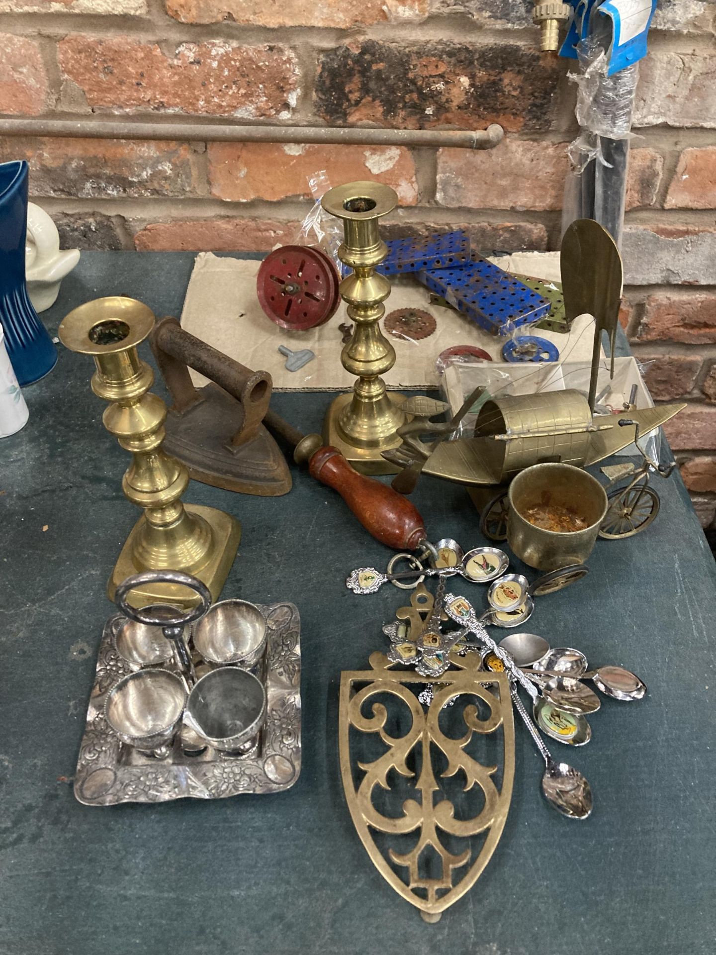 A MIXED LOT OF ITEMS TO INCLUDE BRASS CANDLESTICKS, SILVER PLATED EGG STAND ETC