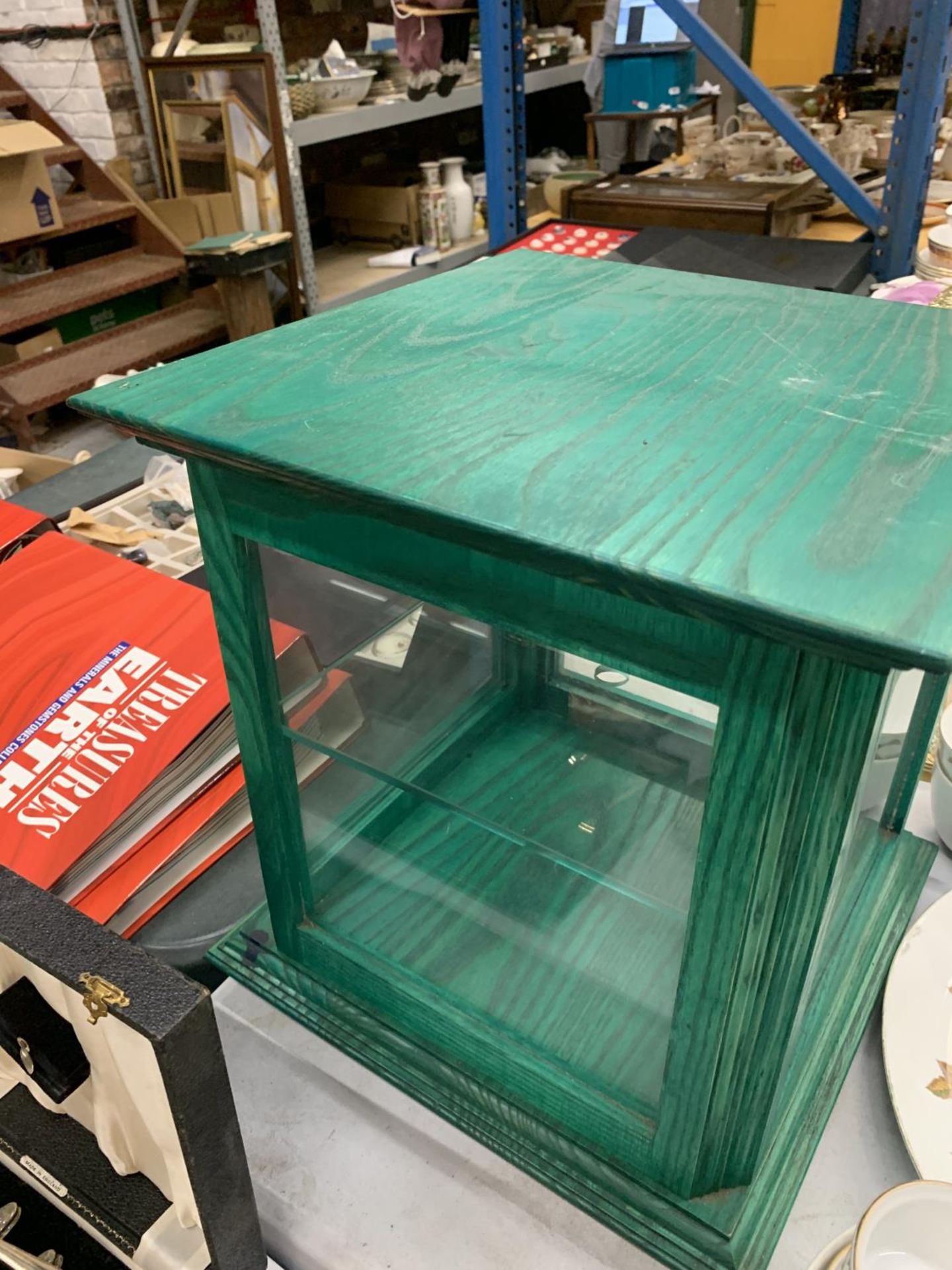 A GREEN WOODEN DISPLAY CABINET WITH A GLASS SHELF - Image 3 of 3