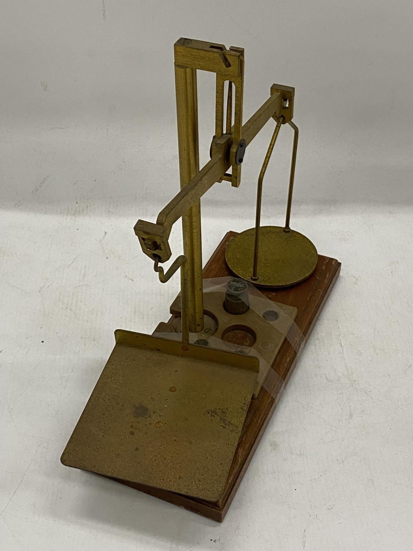 A SET OF VINTAGE WOOD AND BRASS POST OFFICE SCALES WITH SOME WEIGHTS - Image 3 of 3