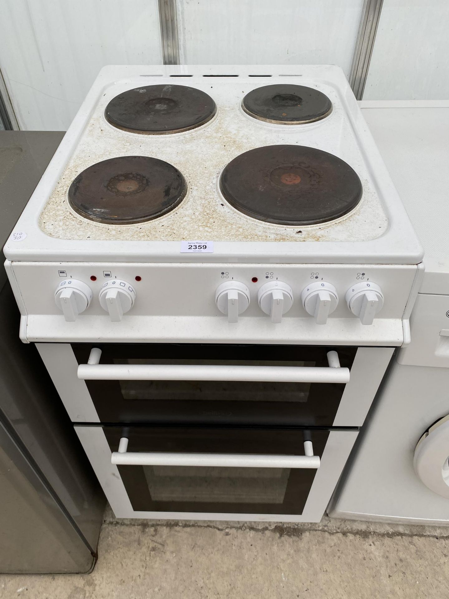 A WHITE AND BLACK BELLING FREESTANDING ELECTRIC OVEN AND HOB