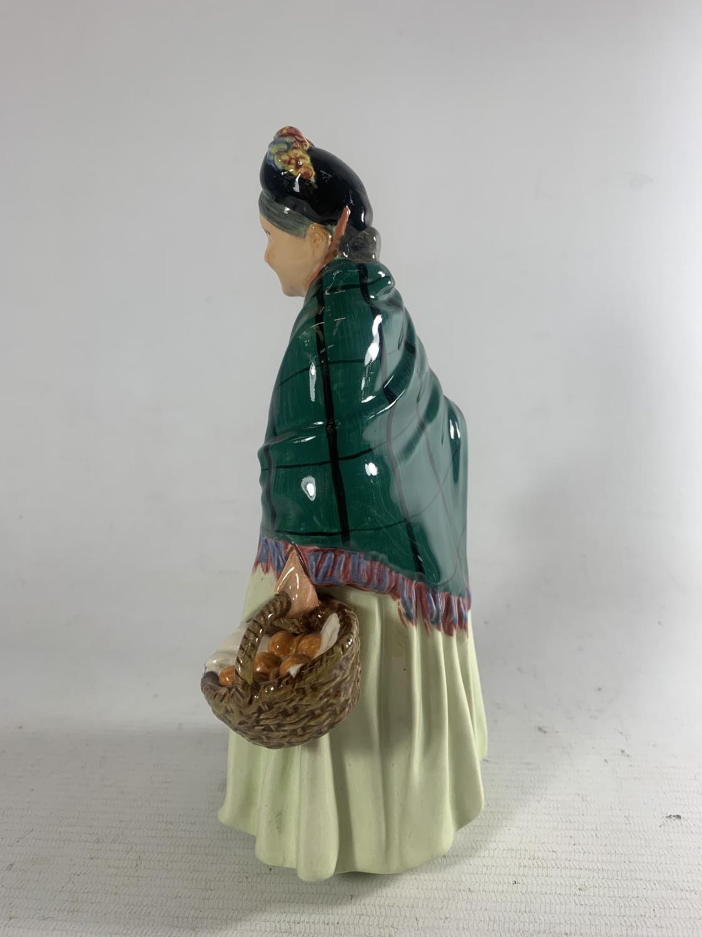 A ROYAL DOULTON FIGURINE HN 1953 "THE ORANGE LADY" - Bild 2 aus 4