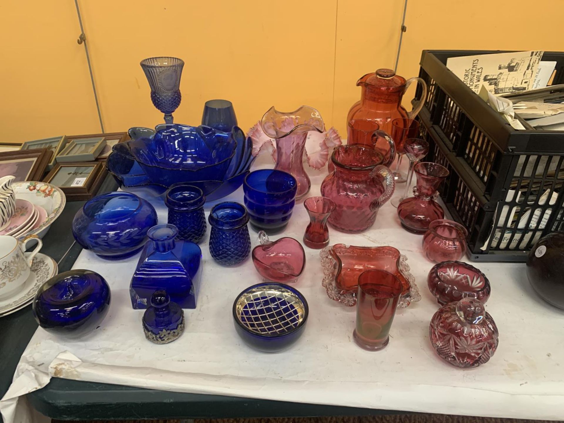 A LARGE QUANTITY OF VINTAGE CRANBERRY AND BLUE GLASS TO INCLUDE BOWLS, VASES, JUGS, ETC - Image 4 of 4