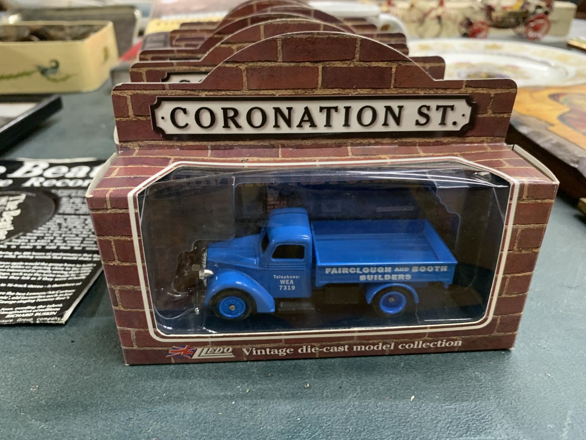 A COLLECTION OF 'CORONATION STREET' ITEMS TO INCLUDE SIX MODEL VEHICLES - BOXED, TWO BOOKS AND A MUG - Image 2 of 6