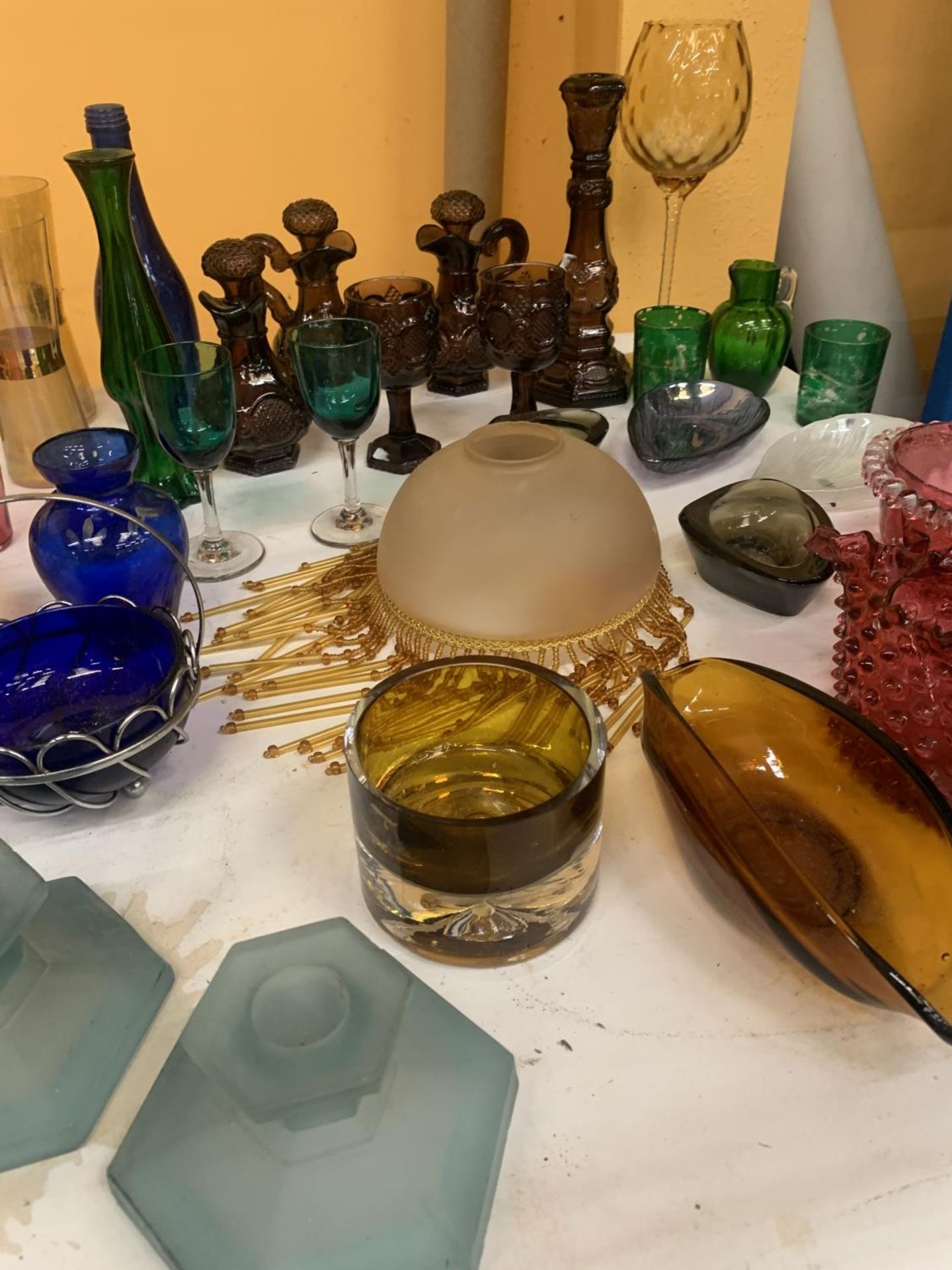 A QUANTITY OF VINTAGE COLOURED GLASS TO INCLUDE VASES, BOWLS, JUGS, GLASSES, CANDLESTICKS, ETC - Image 3 of 5