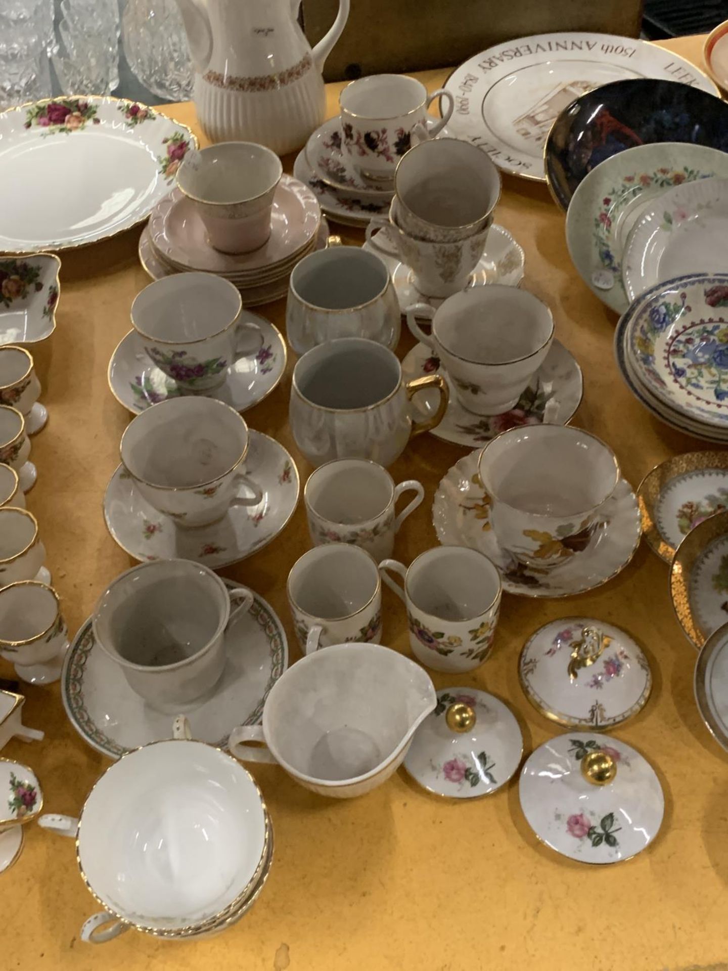 A LARGE QUANTITY OF CERAMICS AND CHINA TO INCLUDE CABINET PLATES, CHINA CUPS AND SAUCERS, PIN - Image 3 of 6