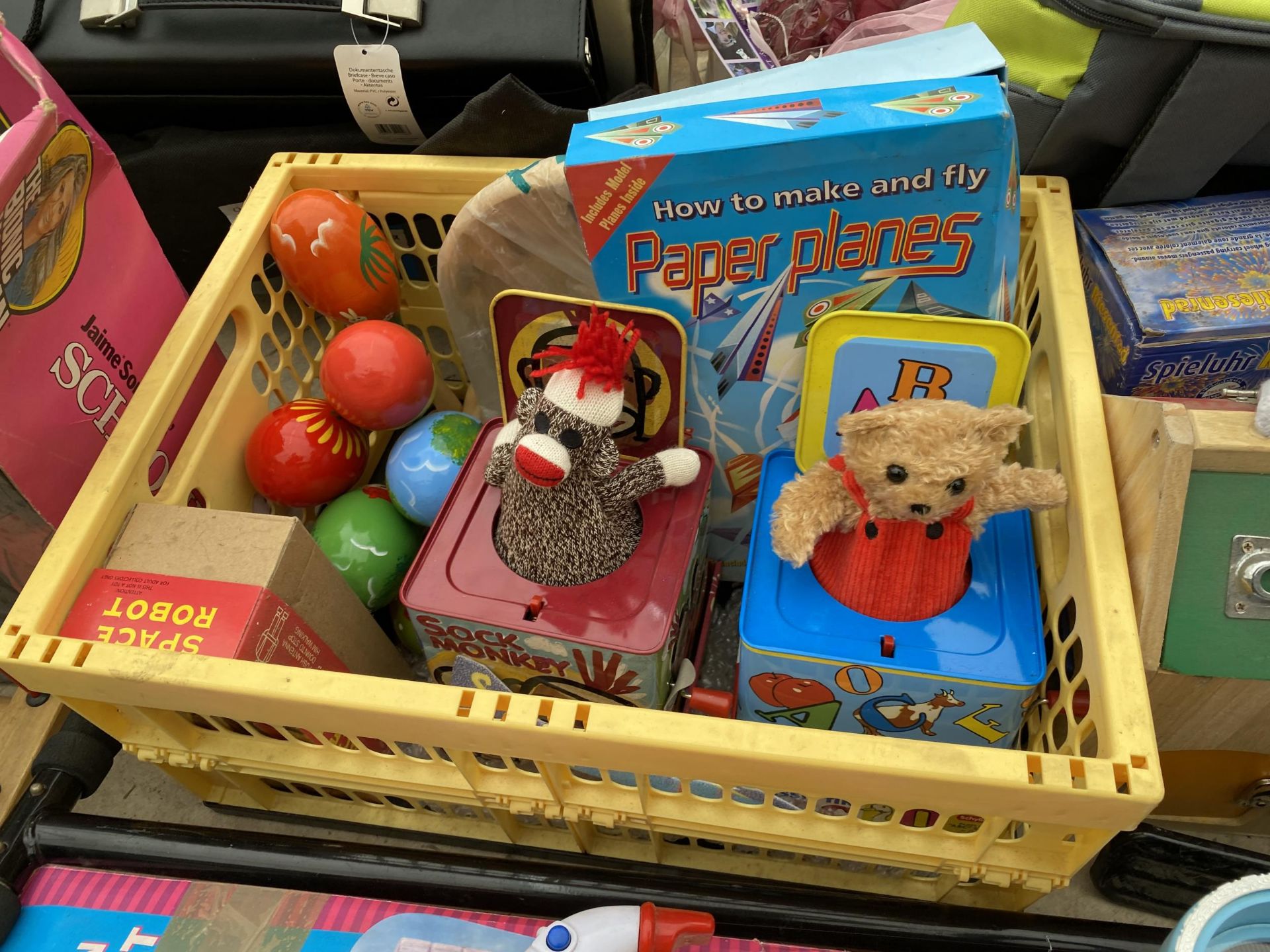 A LARGE ASSORTMENT OF CHILDRENS TOYS - Image 5 of 7