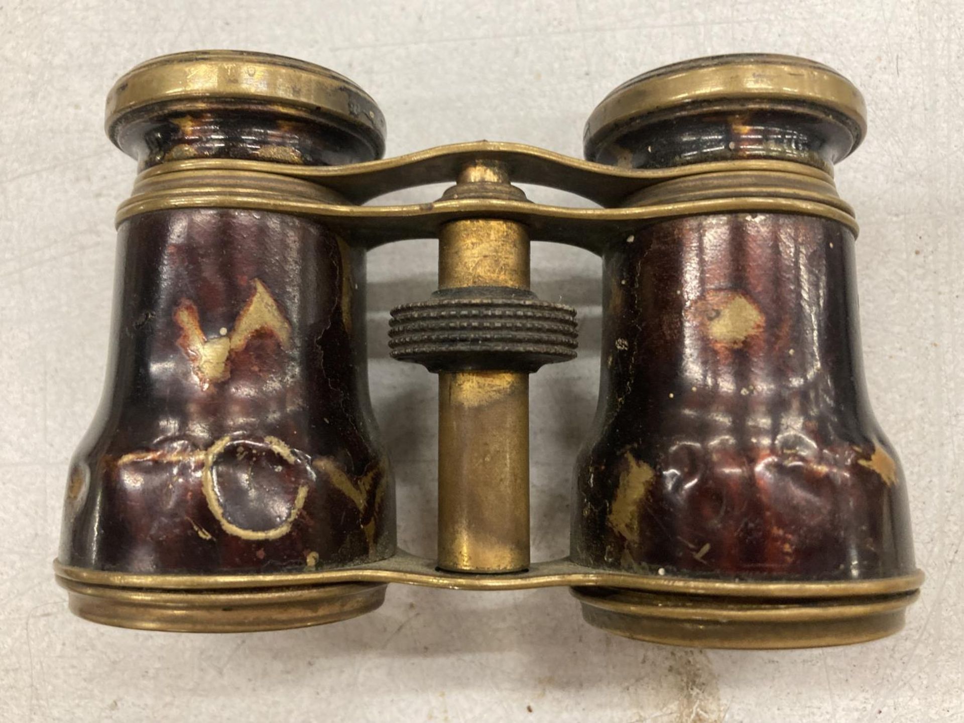A PAIR OF VINTAGE OPERA GLASSES - Image 2 of 3