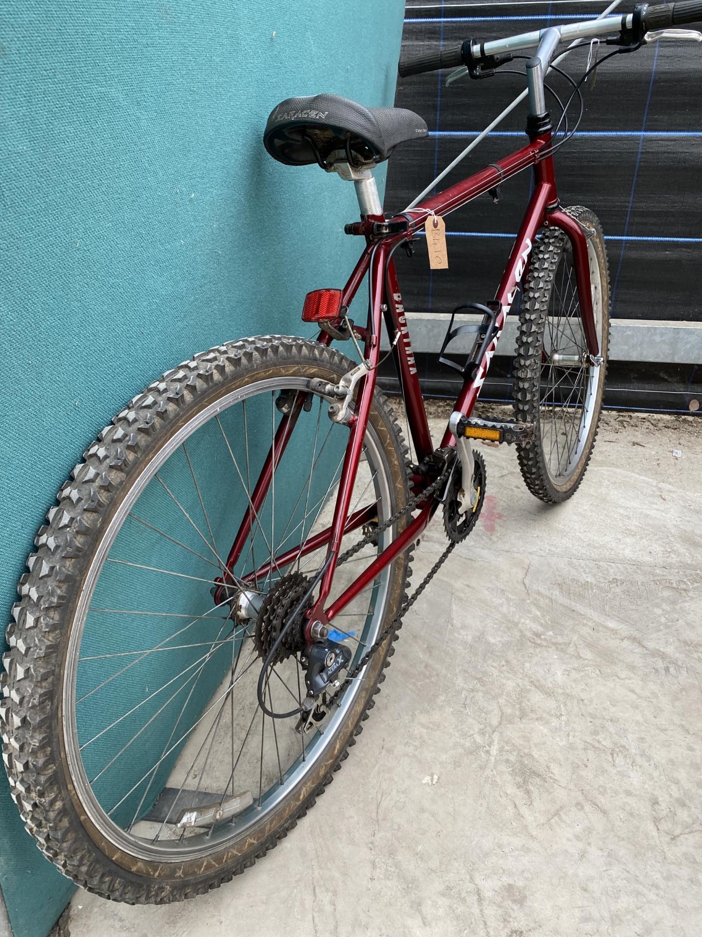 A SARACEN MOUNTAIN BIKE WITH A 14 SPEED SHIMANO GEAR SYSTEM - Image 2 of 4