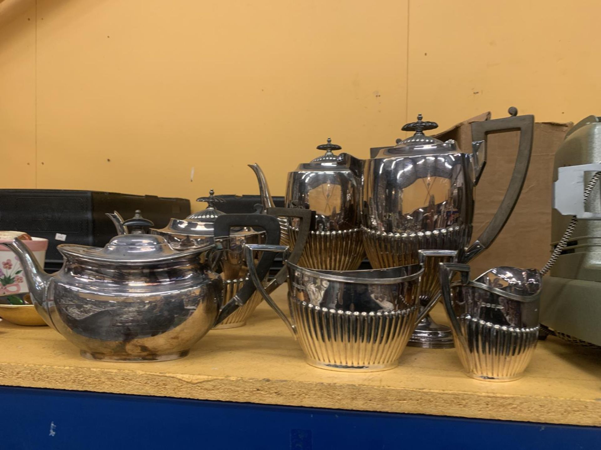 A QUANTITY OF SILVER PLATED ITEMS TO INCLUDE A FIVE PIECE TEASET