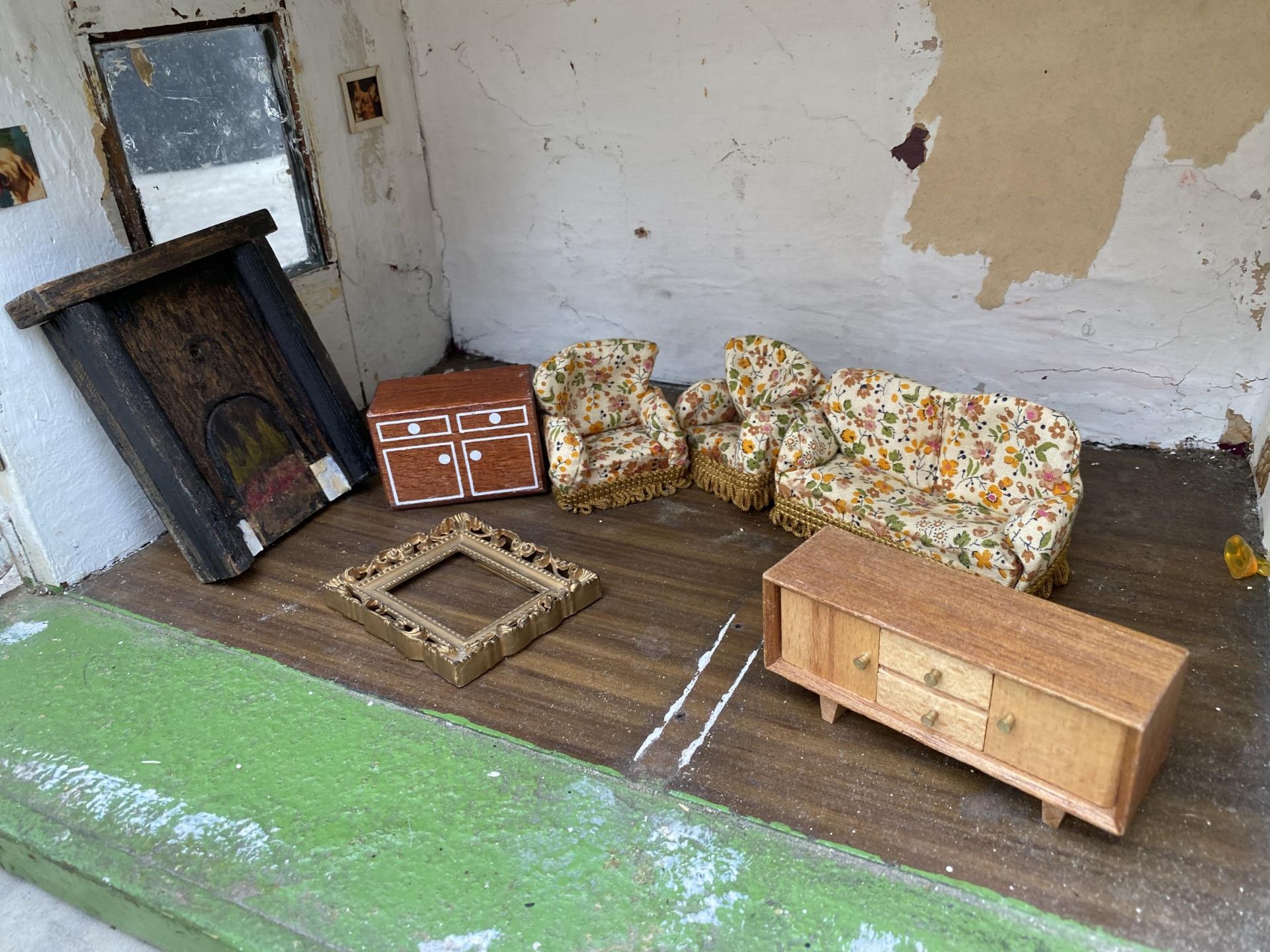 A VINTAGE WOODEN DOLLS HOUSE - Image 4 of 7