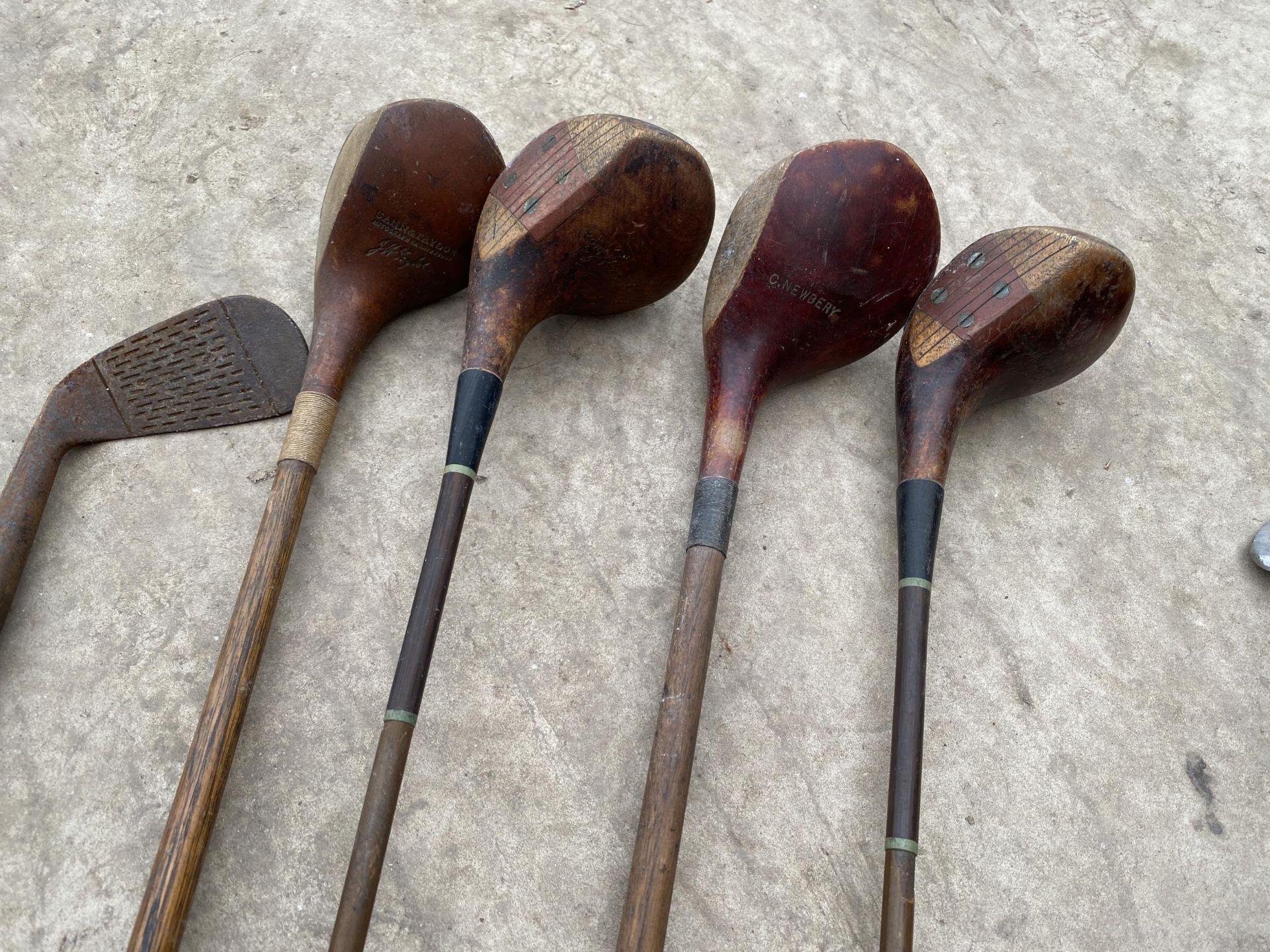 AN ASSORTMENT OF VINTAGE CANE AND METAL GOLF CLUBS TO INCLUDE GEORGE NICOLL, CANN AND TAYLOR AND C. - Bild 2 aus 15