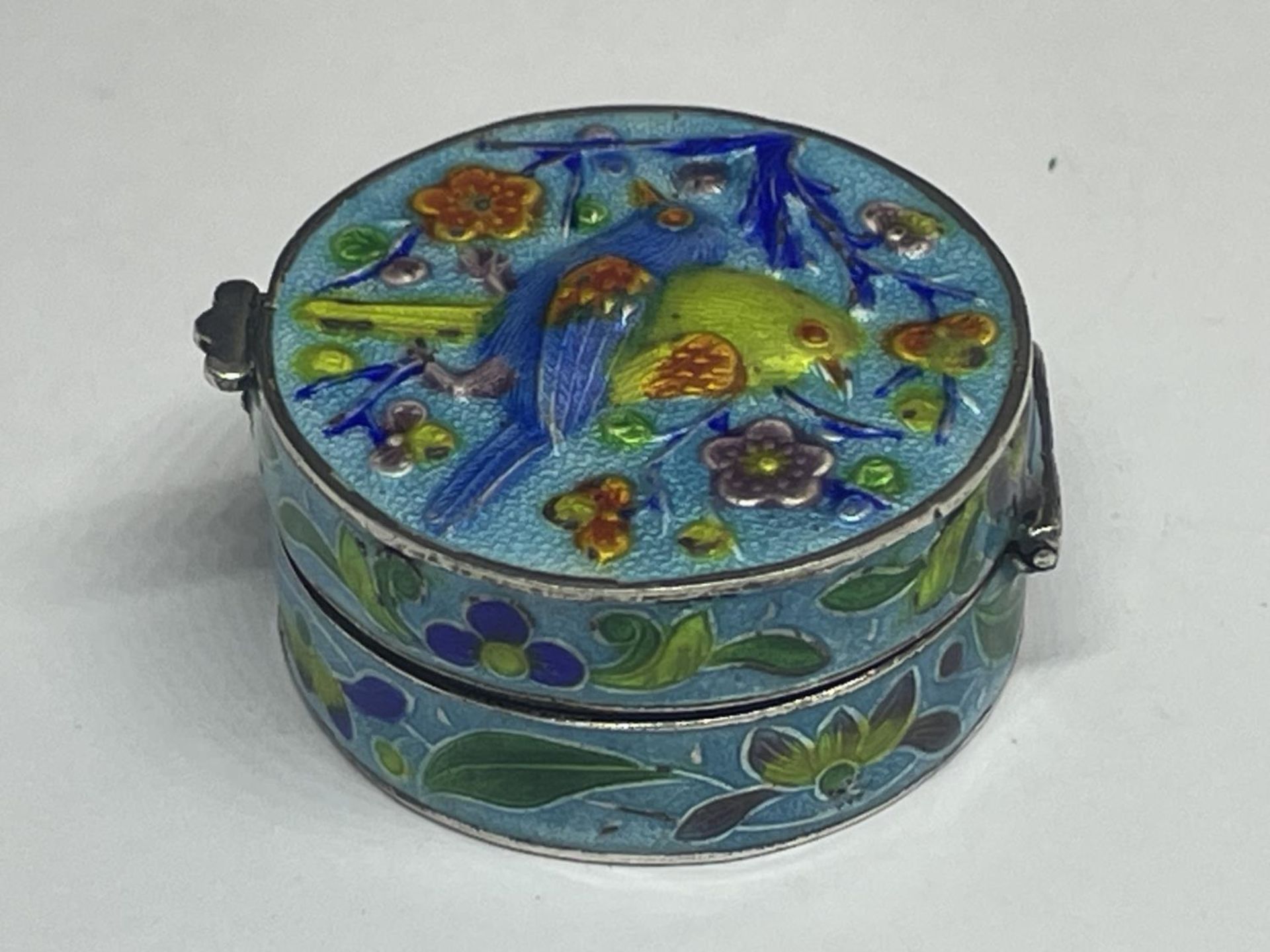 A SILVER CIRCULAR PILL BOX WITH ENAMEL BIRD DESIGN LID AND SIDES - Bild 2 aus 4