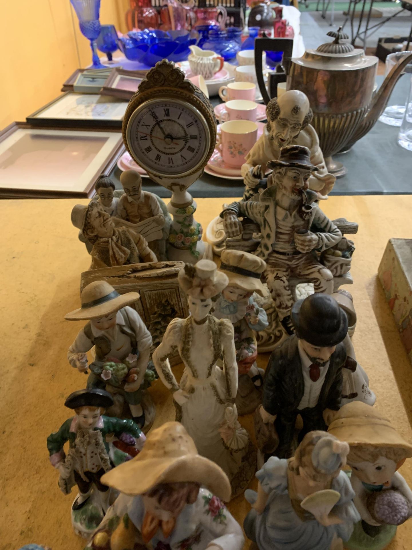 A LARGE QUANTITY OF CERAMIC FIGURINES TO INCLUDE CONTINENTAL STYLE, CAPODIMONTE STYLE, ANIMALS, ETC - Image 3 of 6