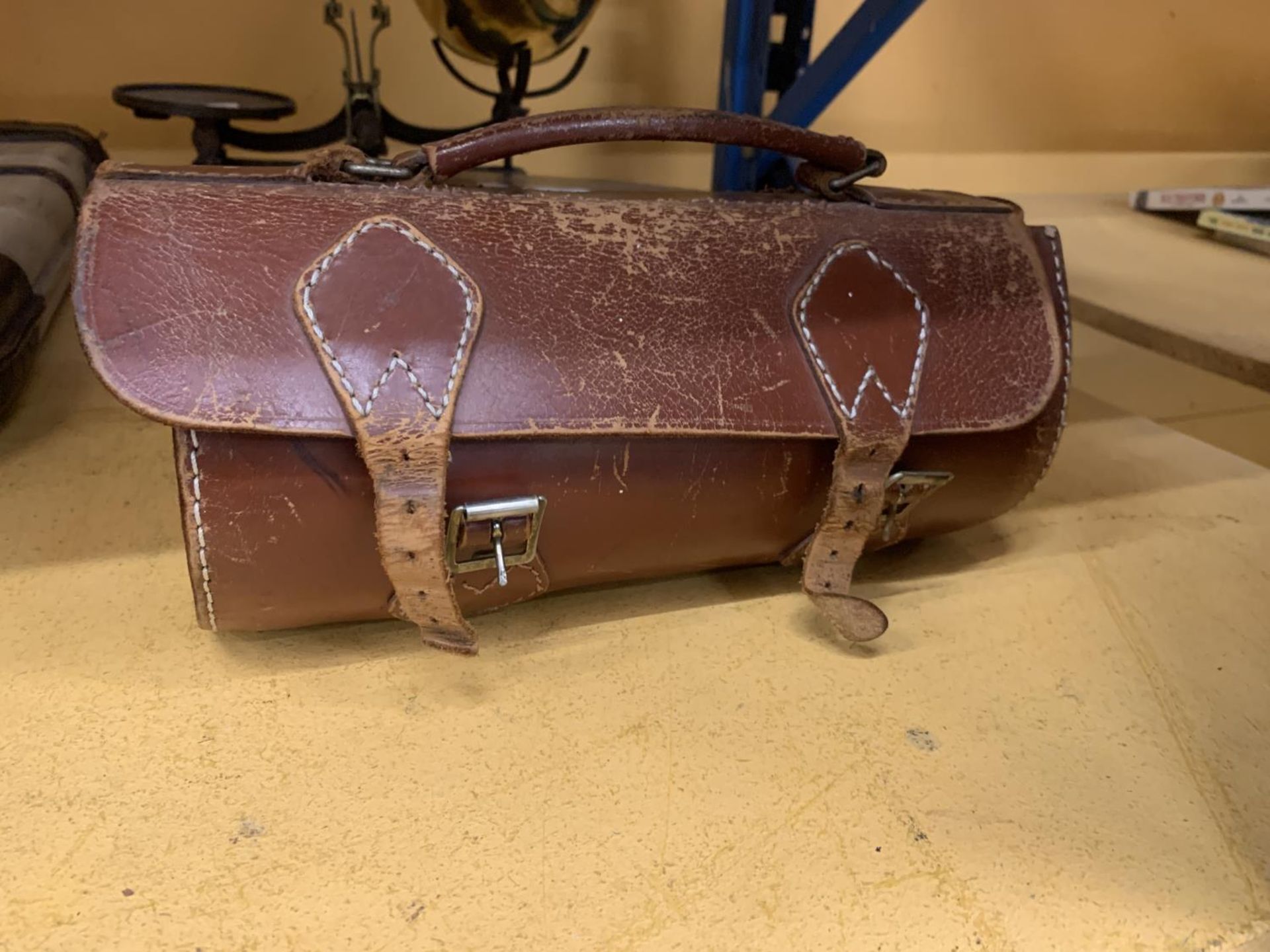 A SET OF VINTAGE BOWLS IN A LEATHER CASE