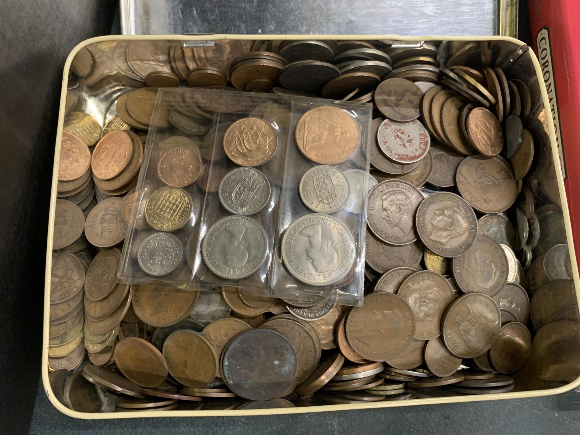 A LARGE QUANTITY OF PRE-DECIMAL COINS TO INCLUDE PENNIES, THREEPENNY BITS, HALF PENNIES, ETC PLUS