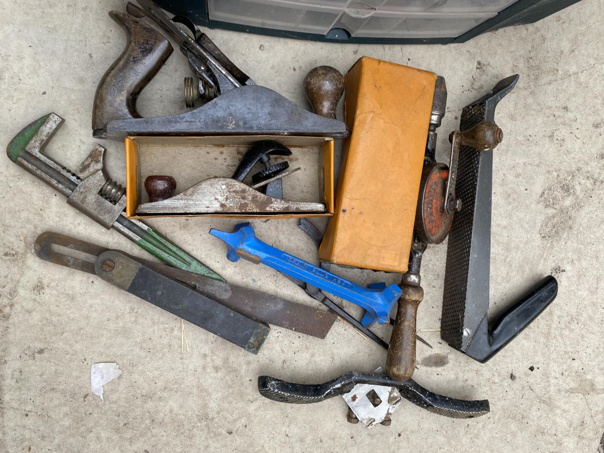 A PLASTIC TOOL BOX WITH AN ASSORTMENT OF HAND TOOLS TO INCLUDE LATHE CHISELS, WOOD PLANE AND BRACE - Image 2 of 3