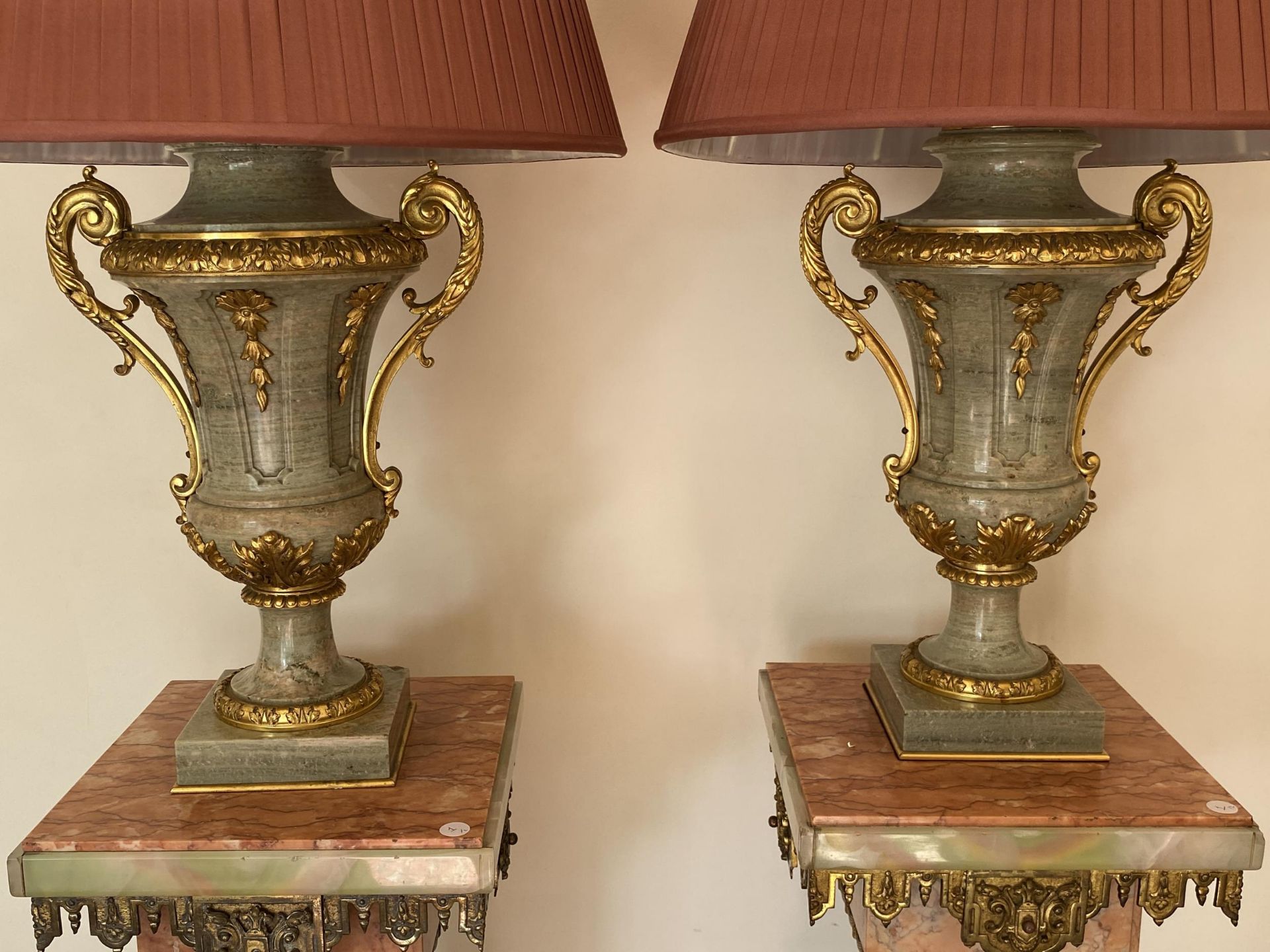 AN IMPRESSIVE PAIR OF ITALIAN MARBLE AND BRONZE ORMELU TWIN HANDLED TABLE LAMPS, HEIGHT 47CM - Image 2 of 12