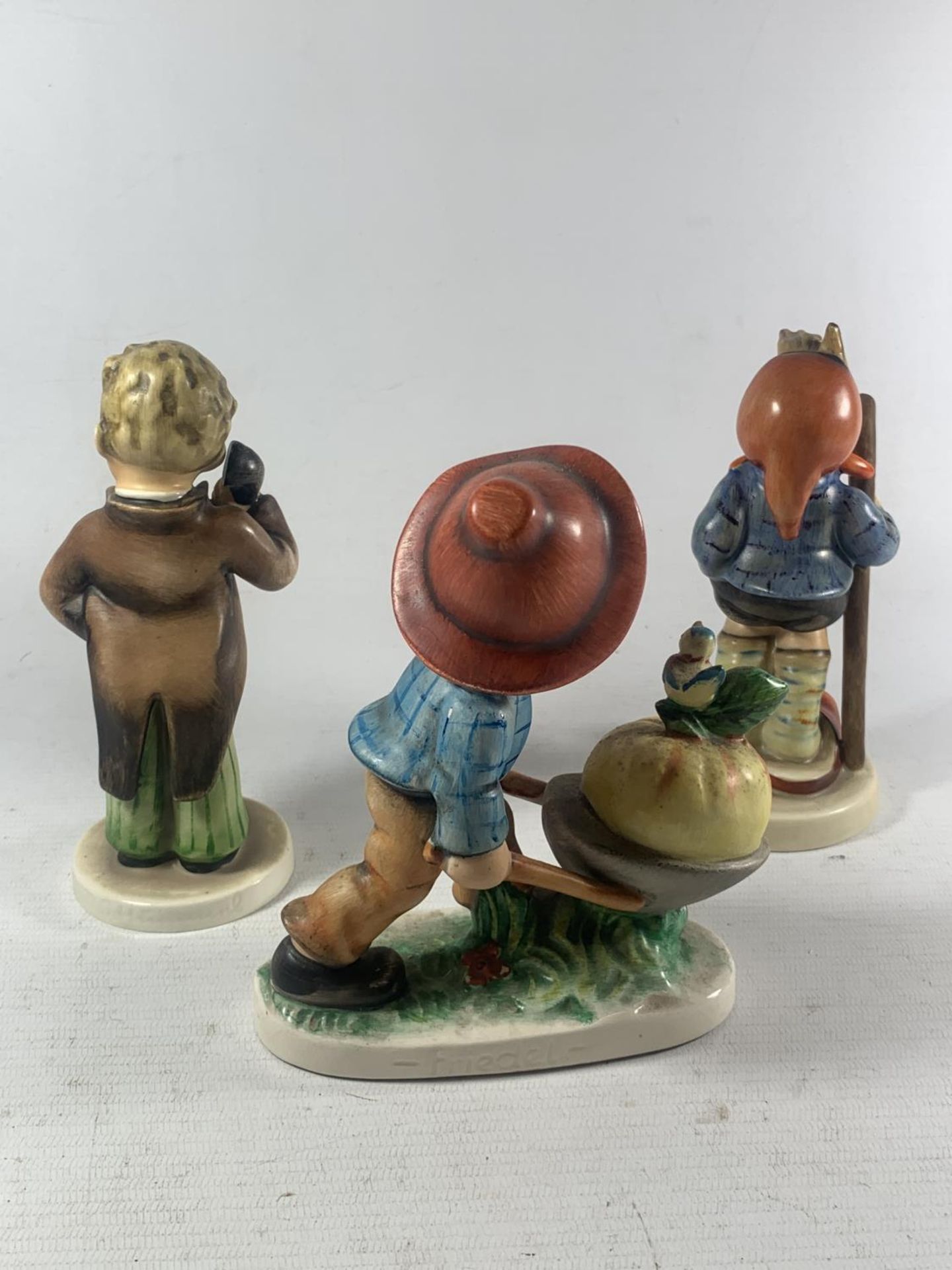 THREE WESTERN GERMAN FIGURES TO INCLUDE A BOY WITH A WHEELBARROW, A TELEPHONE ETC - Bild 6 aus 6