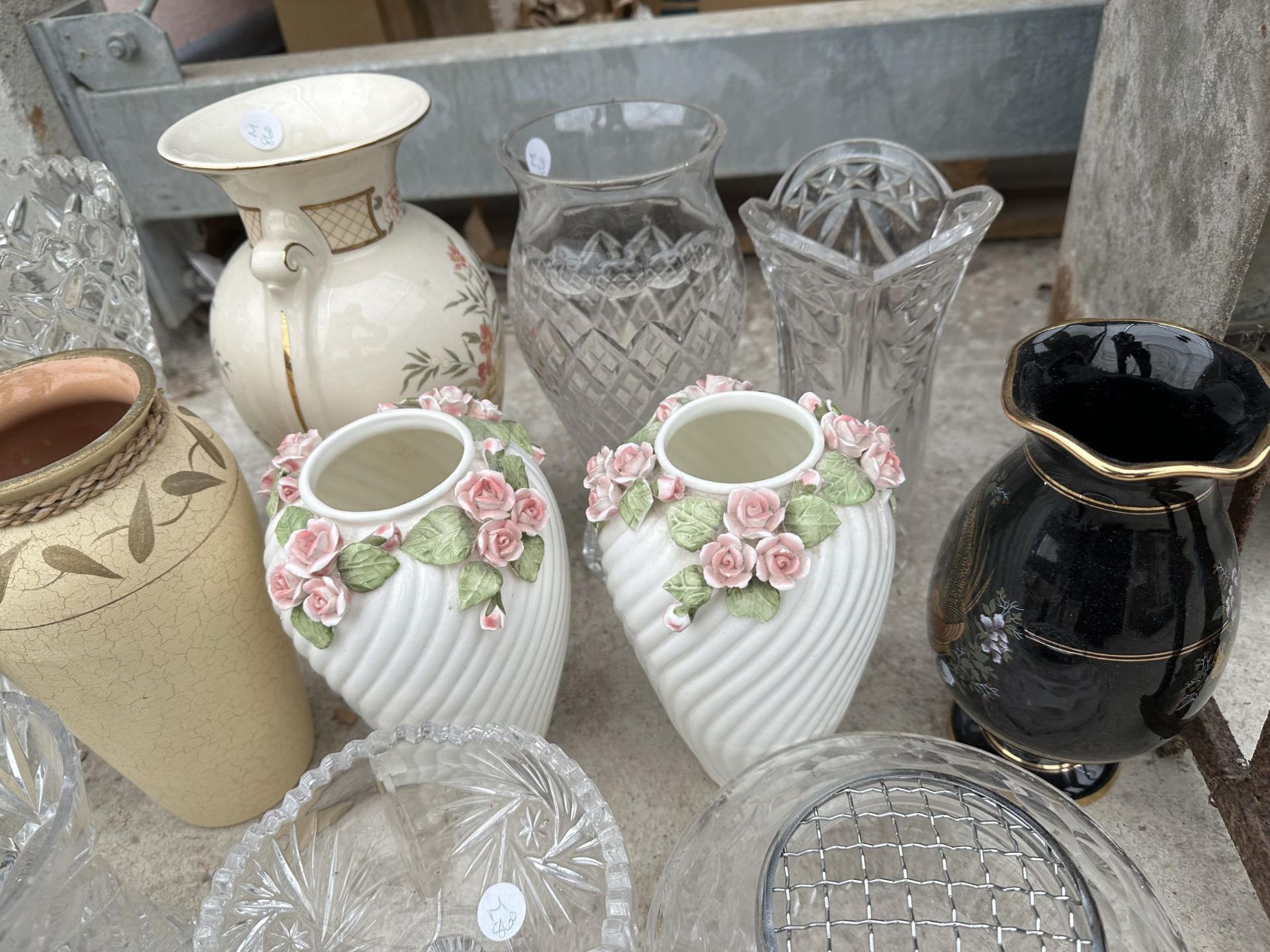AN ASSORTMENT OF GLASS AND CERAMIC ITEMS TO INBCLUDE VASES AND JUGS ETC - Image 2 of 5