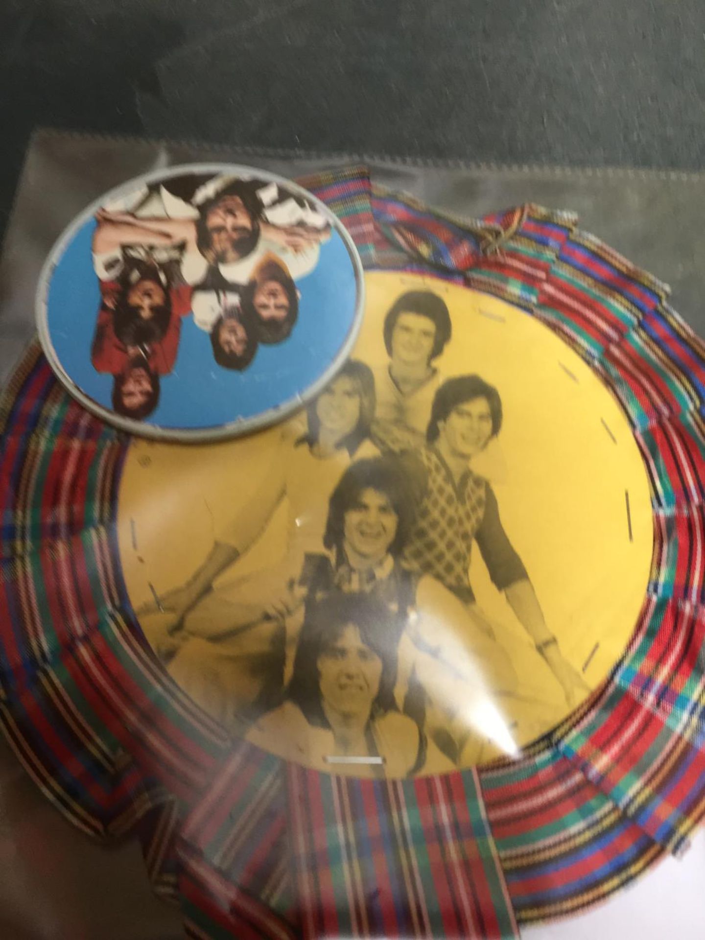 TWO VINTAGE BAY CITY ROLLERS BADGES - Bild 2 aus 3