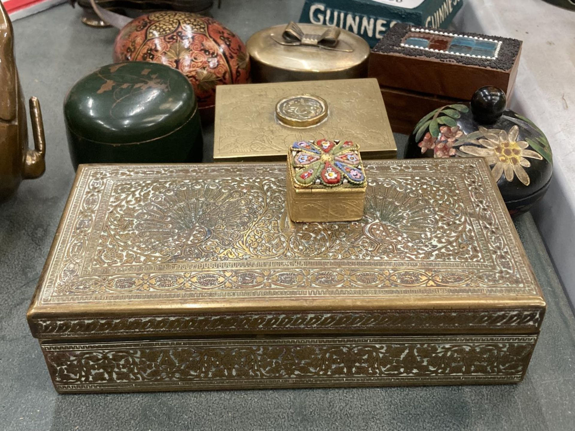 A QUANTITY OF VINTAGE BOXES TO INCLUDE BRASS WITH ASIAN STYLE DECORATION, PAPIER MACHE, ETC - Image 2 of 4