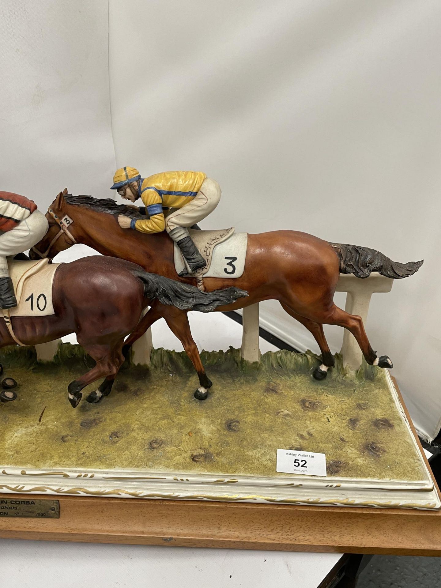 A LARGE LIMITED EDITION CAPODIMONTE CAVALLI IN CORSA HORSE RACING TABLEAU FIGURE BY MAZIANI, - Image 4 of 7