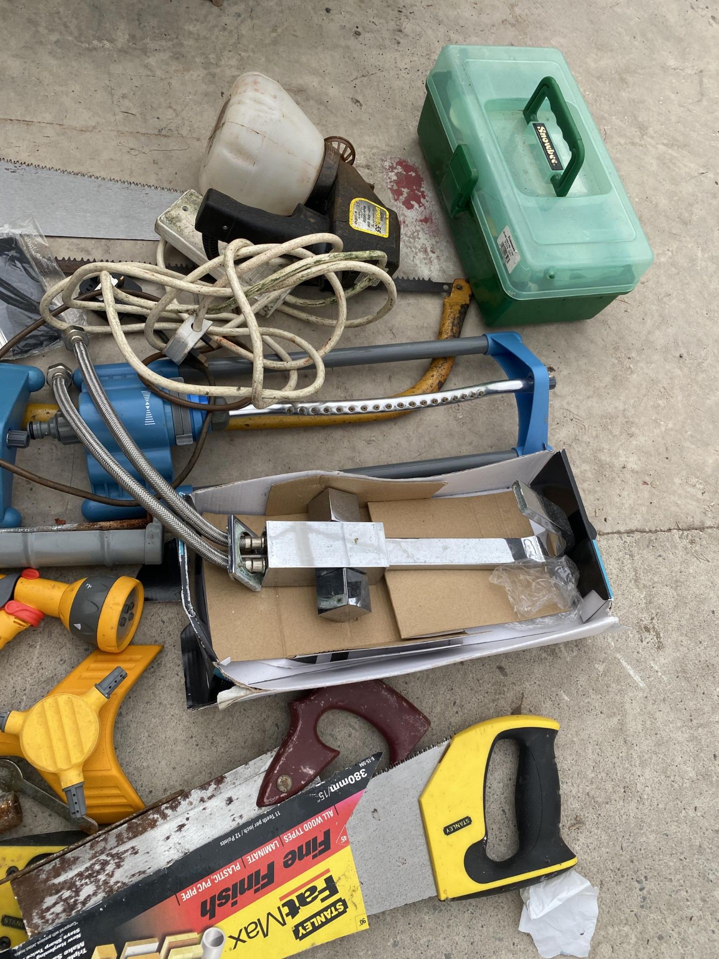 AN ASSORTMENT OF TOOLS TO INCLUDE SPRINKLERS, SAWS AND HAMMERS ETC - Image 2 of 3