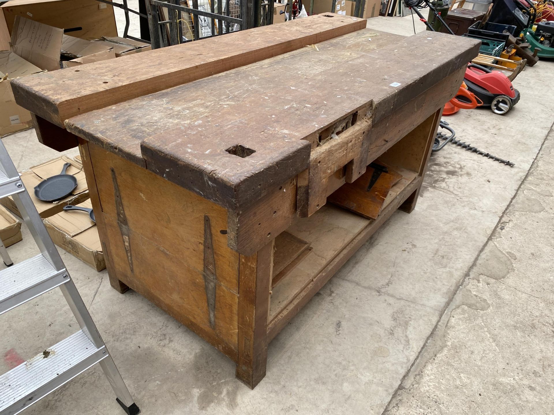 A VINTAGE HEAVY DUTY WOODEN WORK BENCH - Bild 2 aus 4