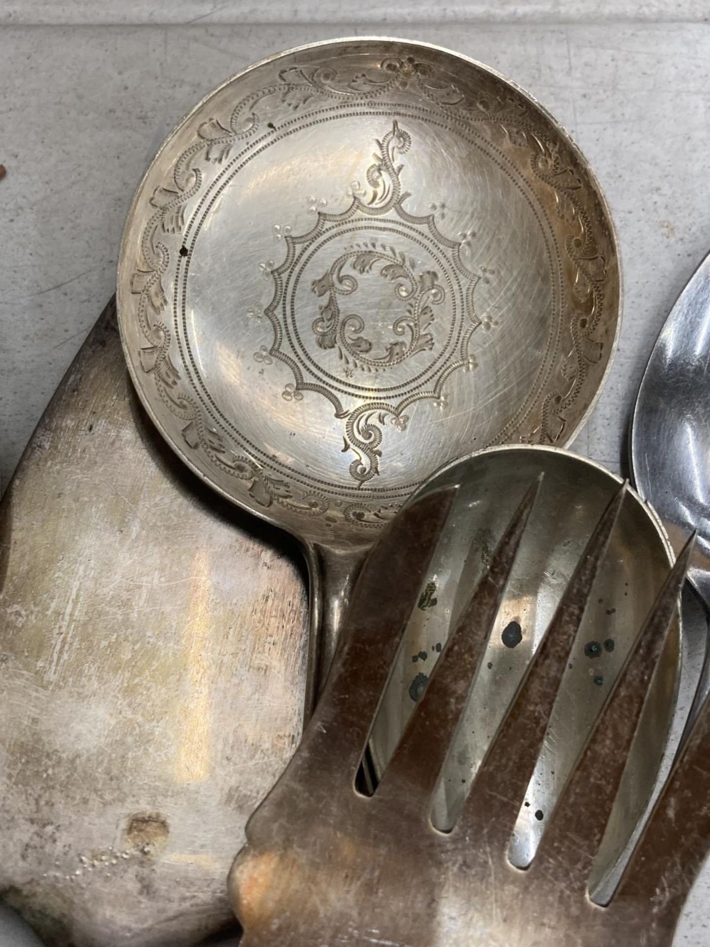 A GROUP OF VINTAGE SILVER PLATED FLATWARE - Image 3 of 4