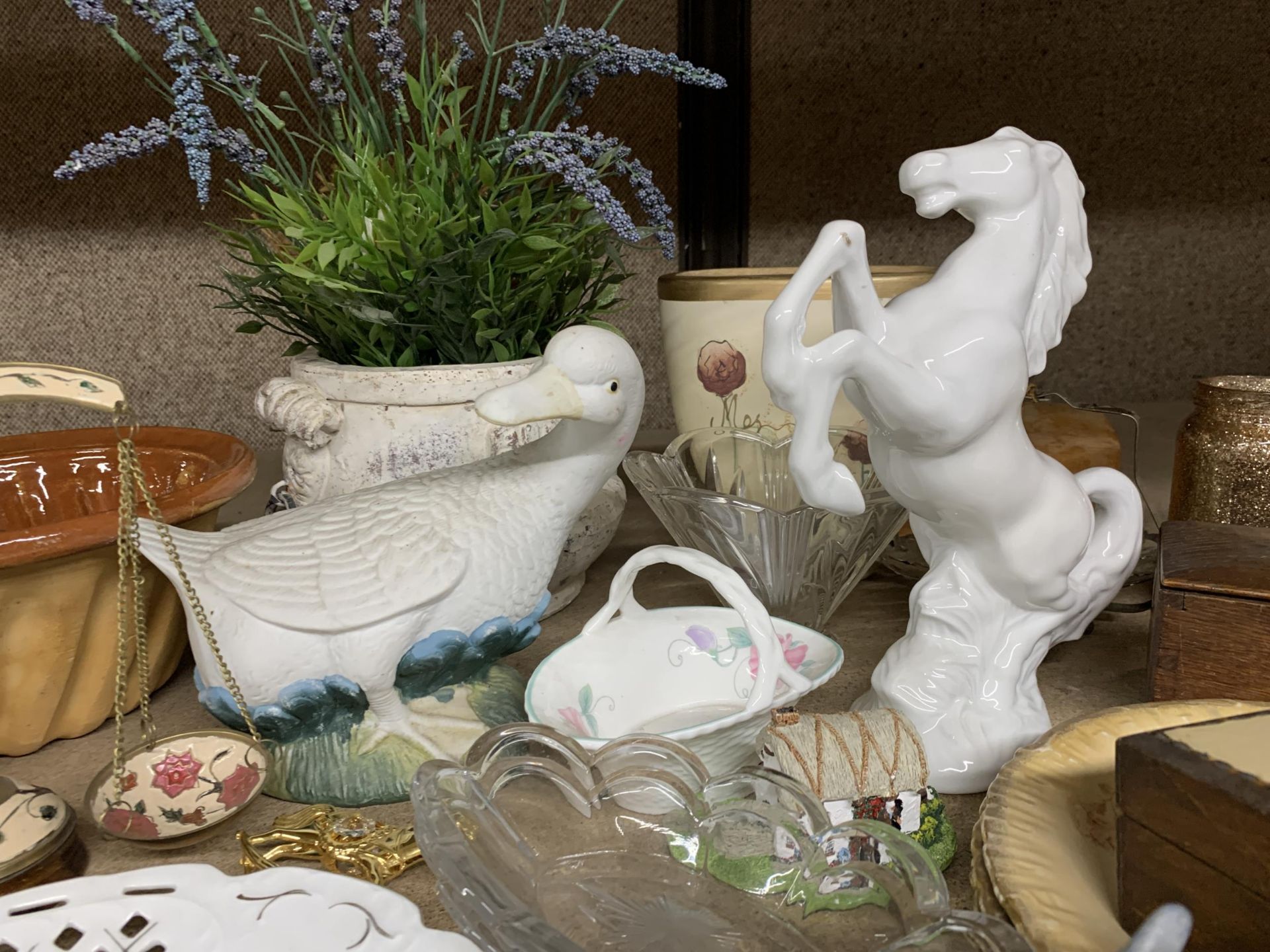 A MIXED LOT TO INCLUDE HORSE FIGURE, CERAMICS, SCALES, GLASSWARE, MASON'S REGENCY, ETC., - Image 5 of 7