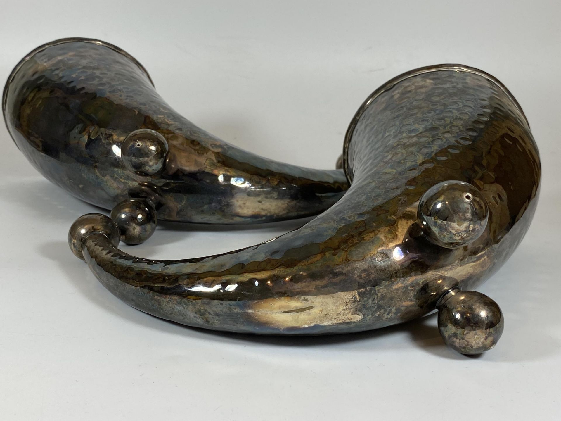 A PAIR OF EARLY 20TH CENTURY SILVER PLATED SWEDISH HORNS, HEIGHT 16CM - Bild 3 aus 4