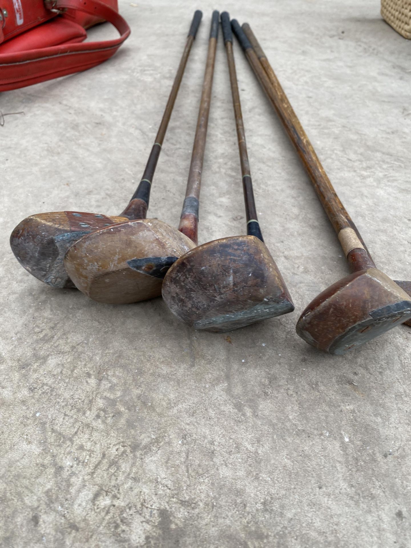 AN ASSORTMENT OF VINTAGE CANE AND METAL GOLF CLUBS TO INCLUDE GEORGE NICOLL, CANN AND TAYLOR AND C. - Bild 13 aus 15