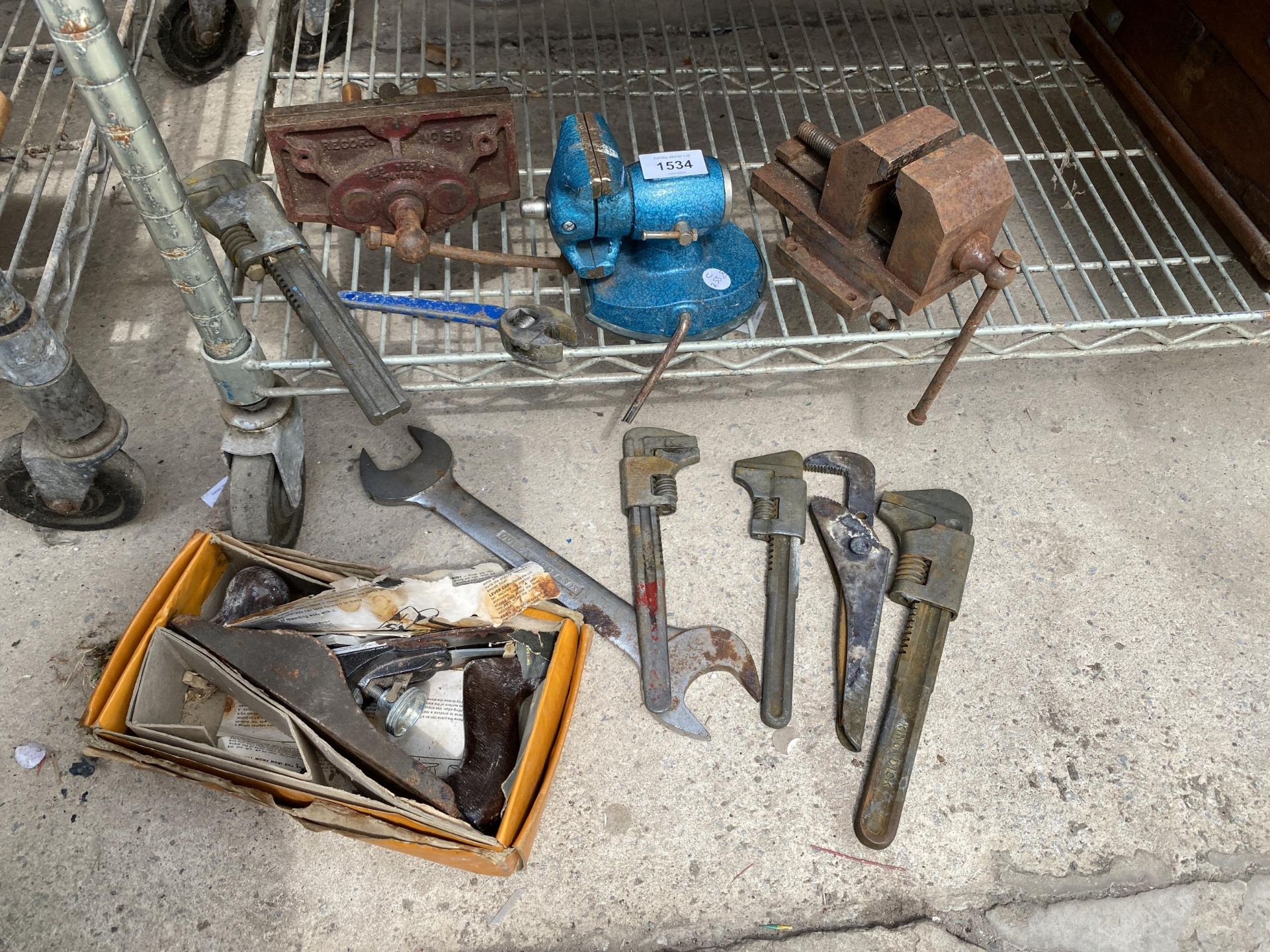 AN ASSORTMENT OF VINTAGE TOOLS TO INCLUDE VICES, STILSENS AND A WOOD PLANE ETC