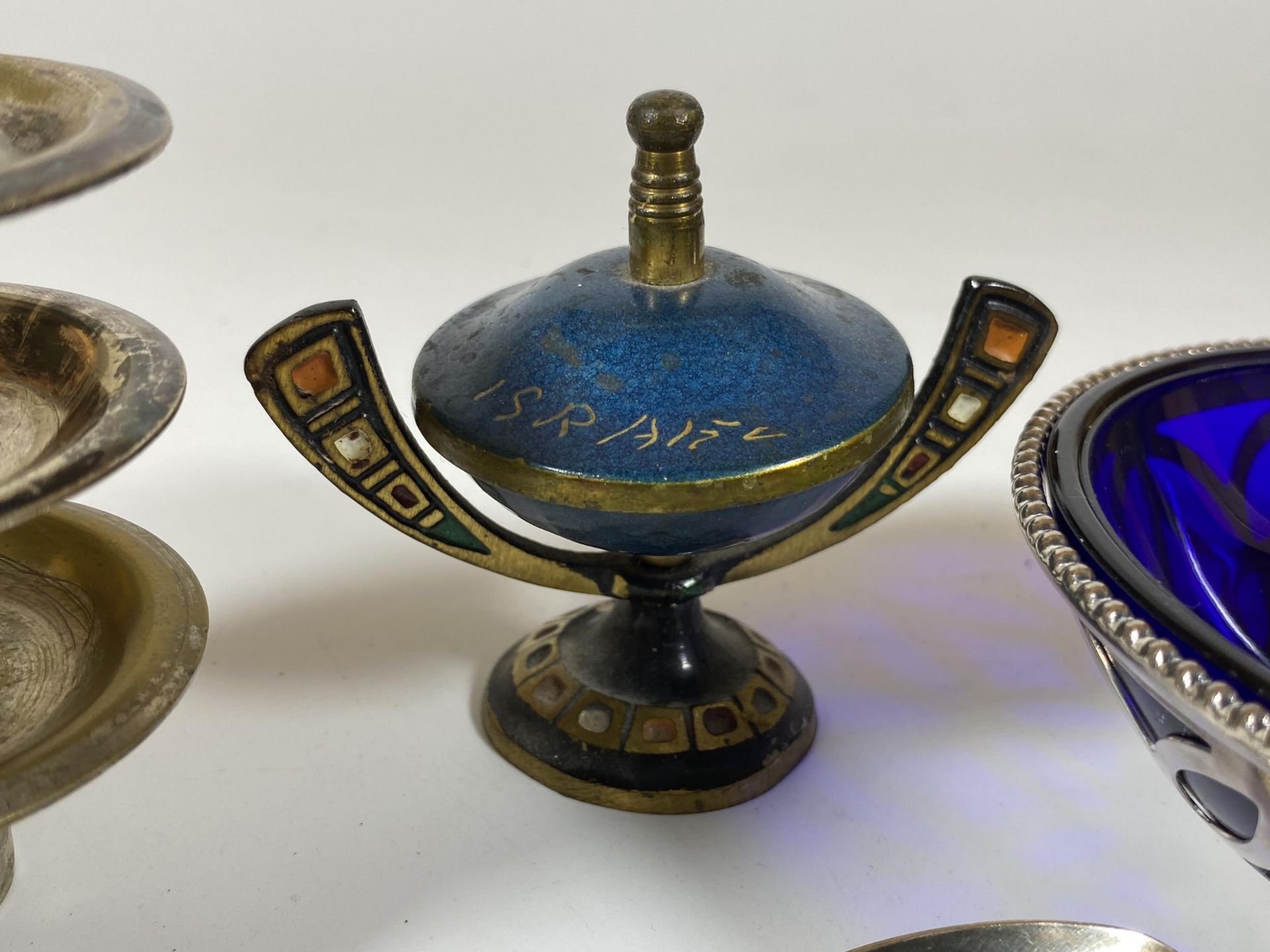 A MIXED LOT TO INCLUDE ISRAEL LIDDED POT, HALLMARKED SILVER TEASPOON, DISH WITH BLUE GLASS LINER AND - Image 2 of 3