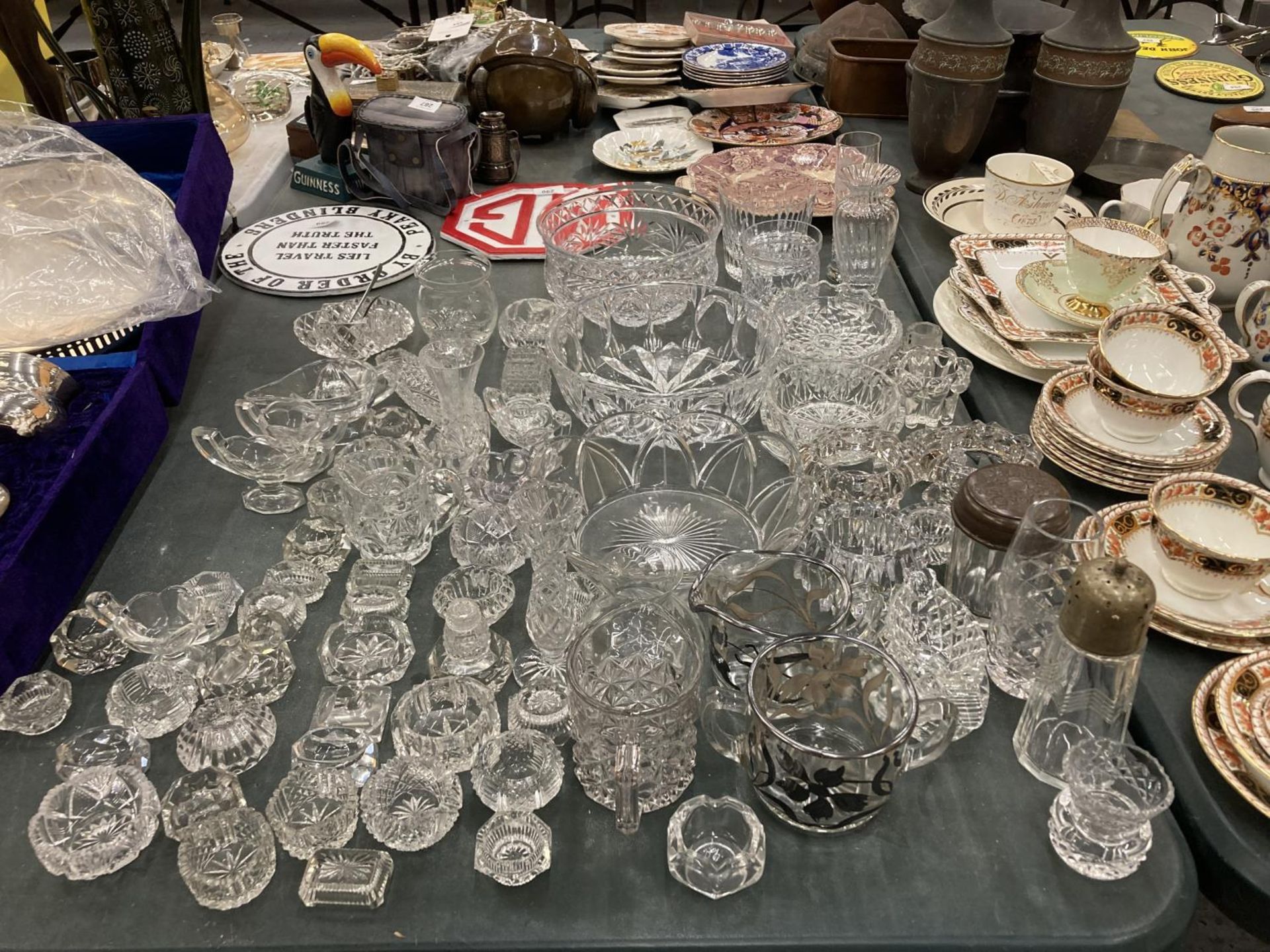 A LARGE QUANTITY OF GLASSWARE TO INCLUDE BOWLS, JUGS, VASES, ETC