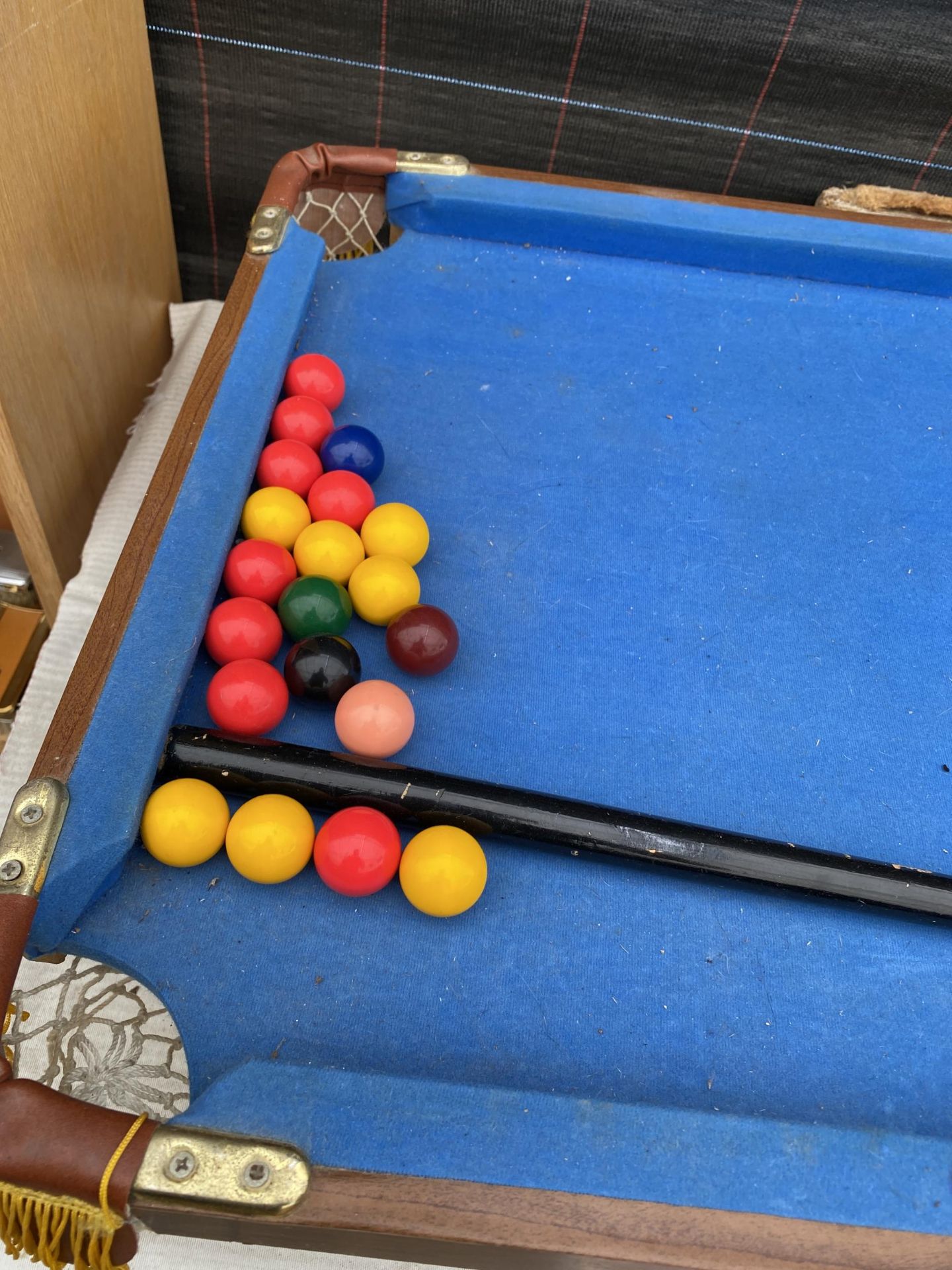A TABLE TOP POOL TABLE WITH CUE AND BALLS - Bild 3 aus 4