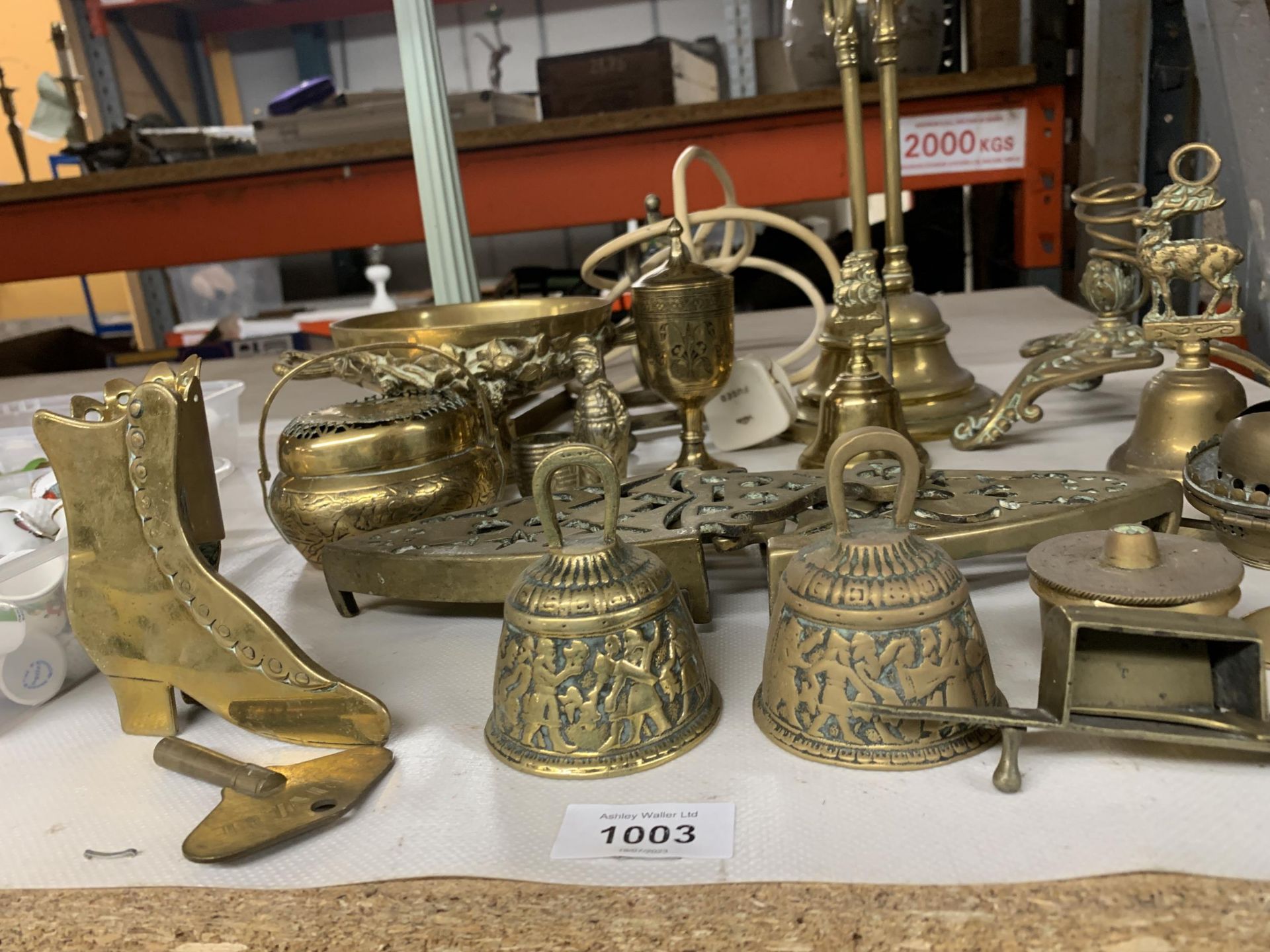 A QUANTITY OF BRASS TO INCLUDE BELLS, ORNAMENTS, BRACKETS, LAMP BASE, ETC., - Image 6 of 6