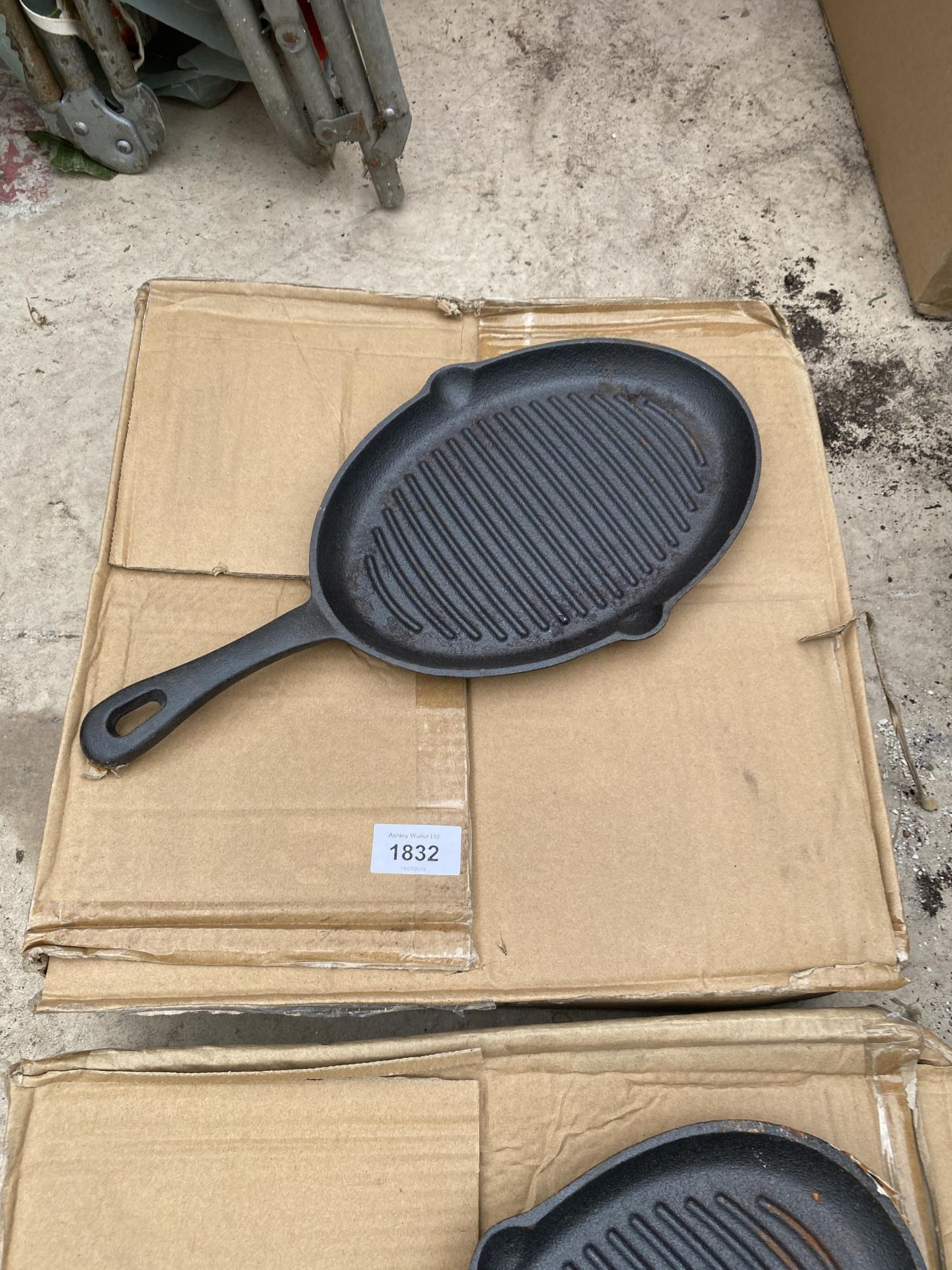 APPROXIMATELY 10 CAST IRON SKILLET PANS