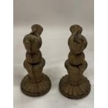 A PAIR OF STONEWARE BIRDS ON PLINTHS HEIGHT 16CM