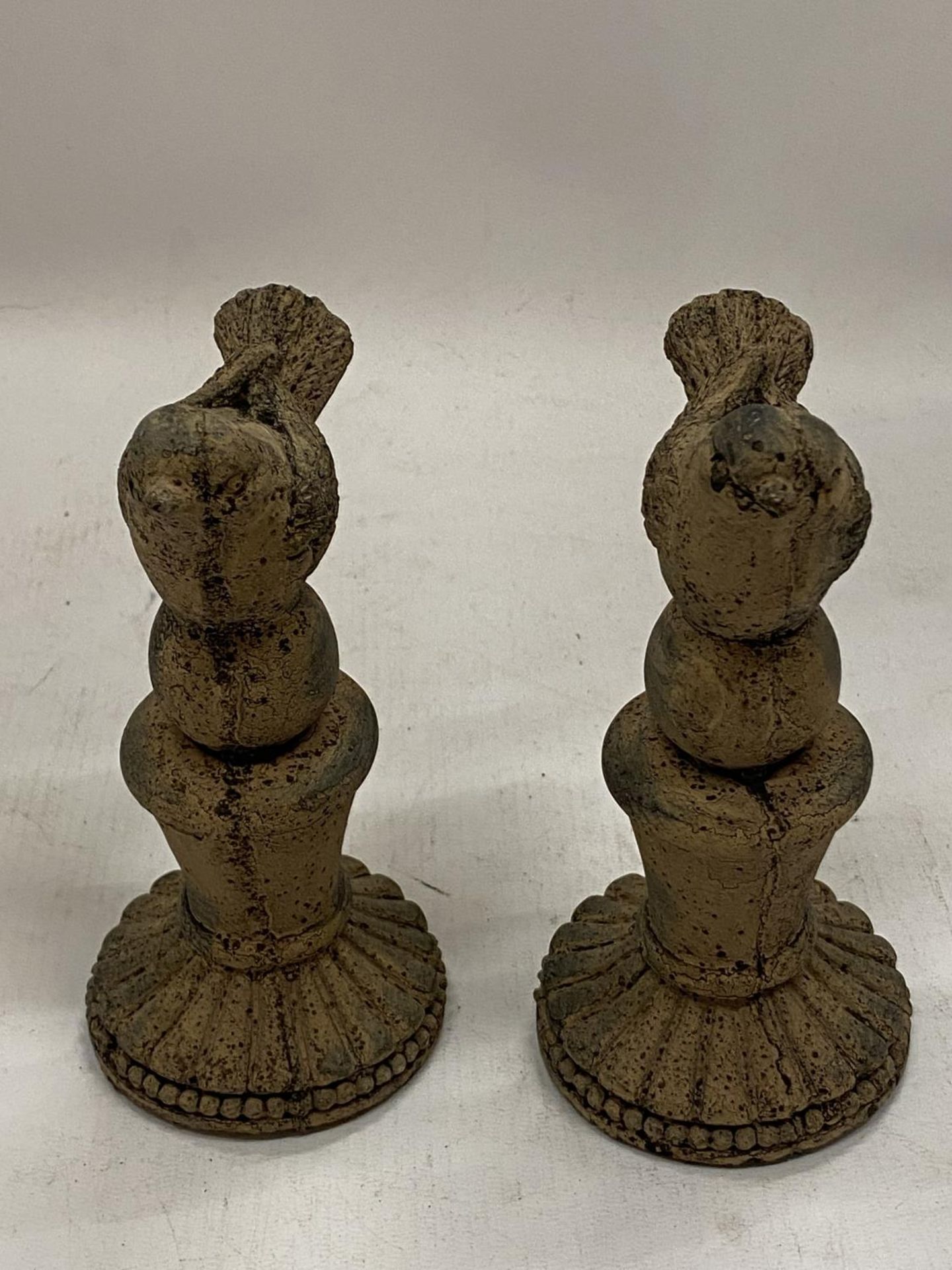 A PAIR OF STONEWARE BIRDS ON PLINTHS HEIGHT 16CM